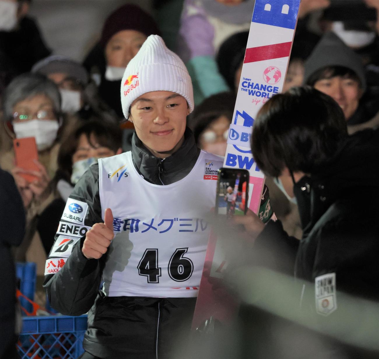 優勝し関係者からスマートフォンを向けられポーズをとる小林陵（撮影・黒川智章）