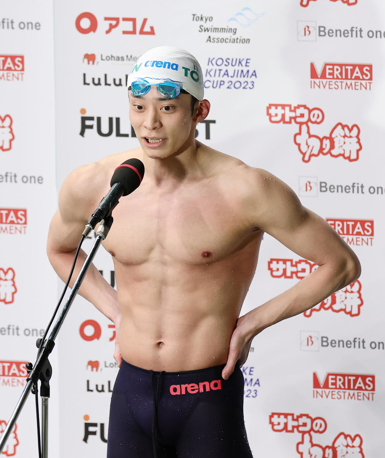 男子100メートル背泳ぎで優勝しインタビューに答える入江（撮影・足立雅史）