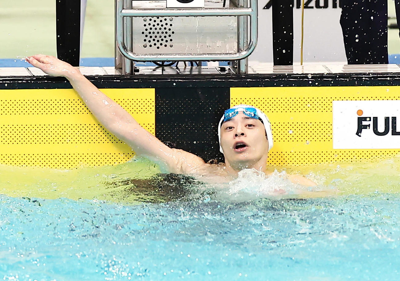 男子100メートル背泳ぎで優勝した入江（撮影・足立雅史）