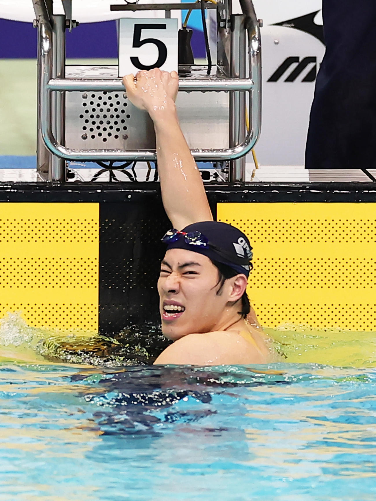 男子200メートルバタフライで優勝するも悔しそうな表情を見せる本多（撮影・足立雅史）