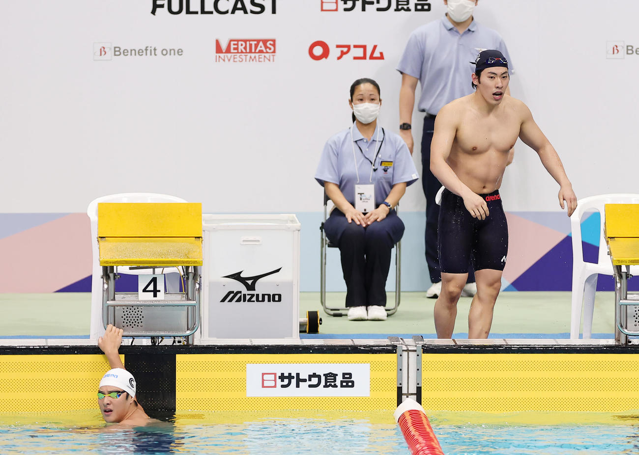 男子200メートルバタフライで優勝した本多（右）と5位瀬戸（撮影・足立雅史）