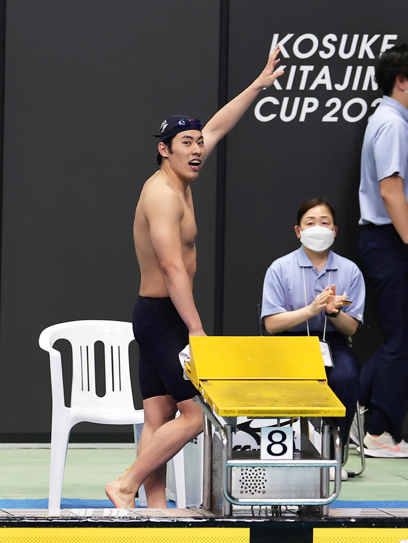 男子200メートルバタフライで優勝し笑顔を見せる本多（撮影・足立雅史）