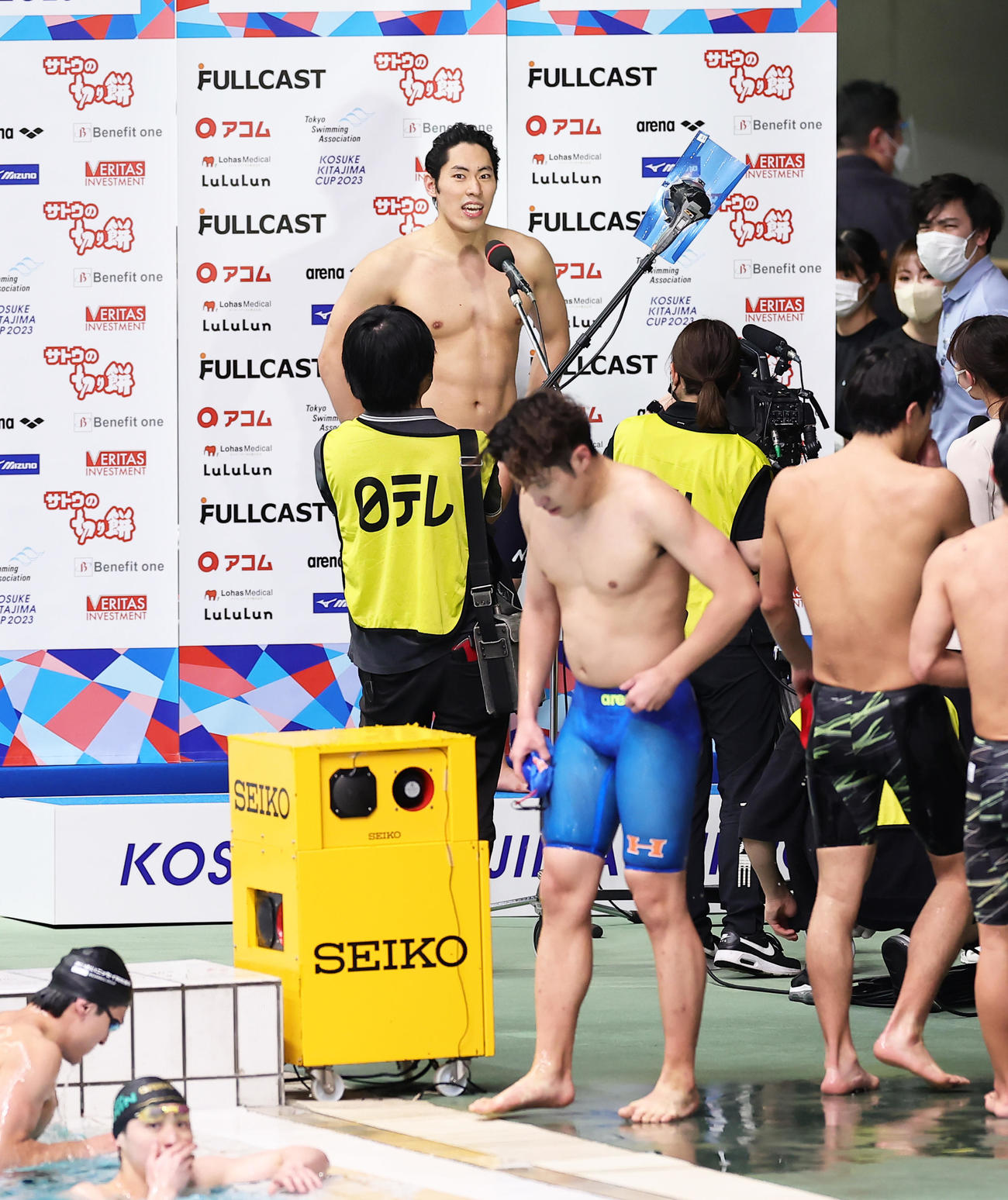 男子200メートルバタフライで優勝しインタビューに答える本多（撮影・足立雅史）