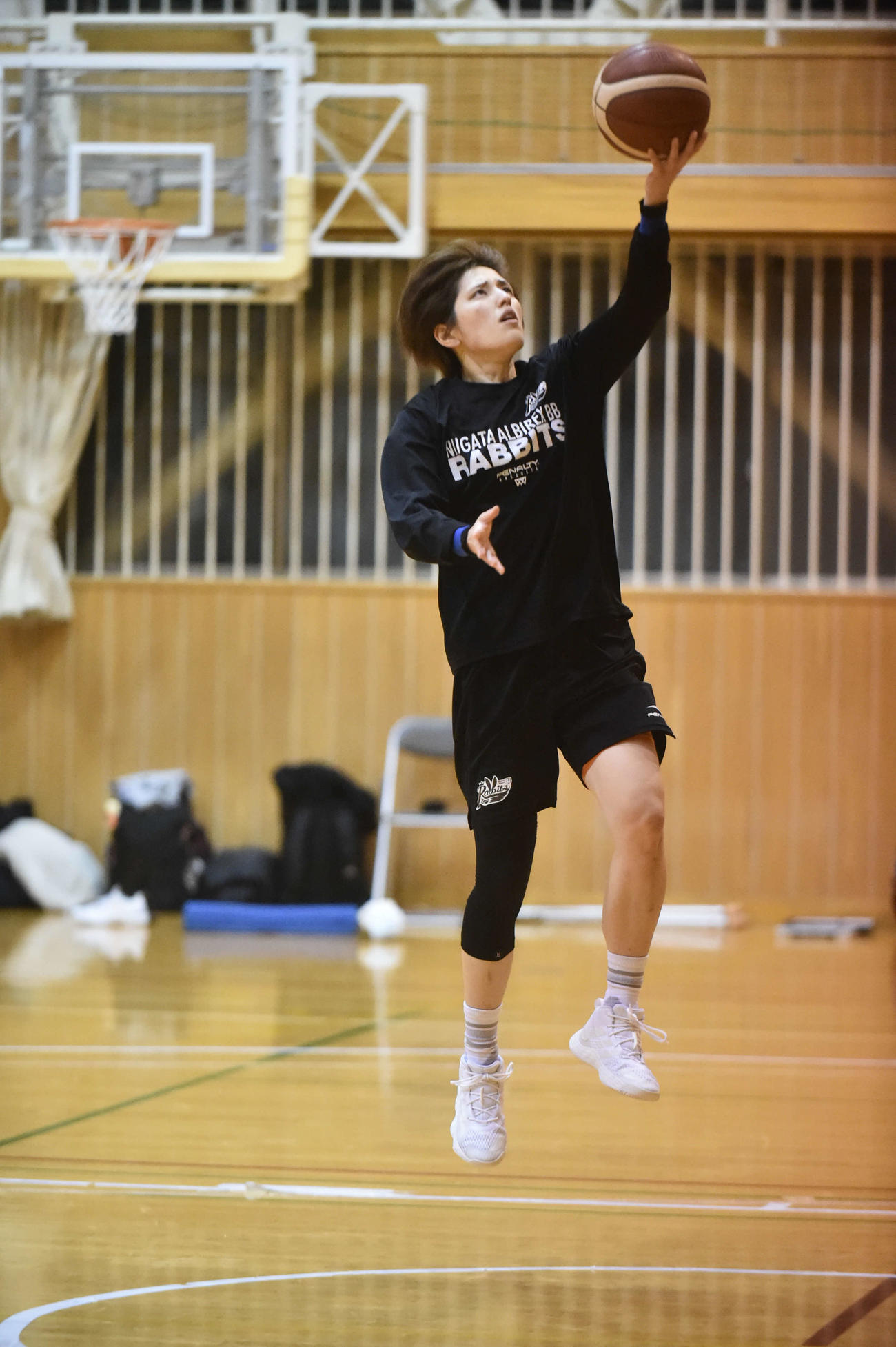 シュート練習をする北川