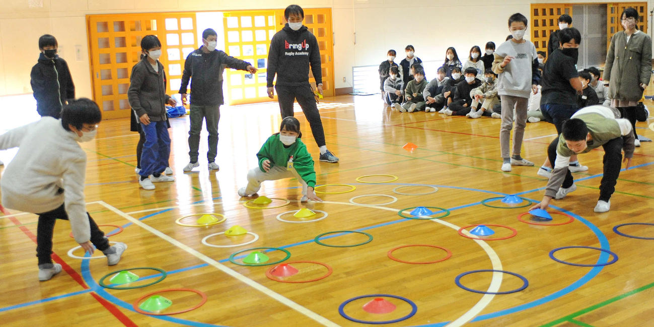 ゲームで競う静岡西奈小の児童ら