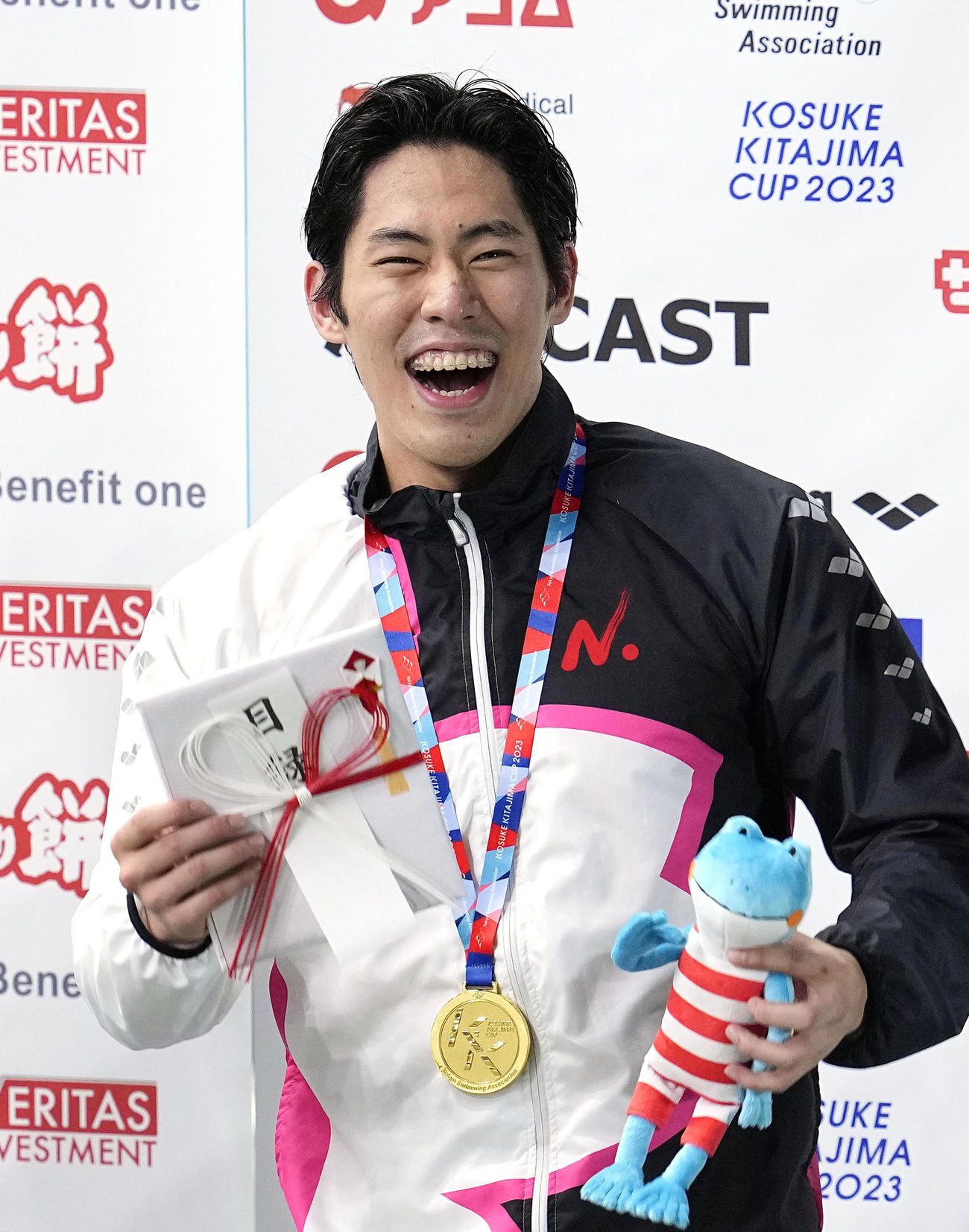 男子400ｍ自由形で優勝し、表彰式で笑顔の本多灯