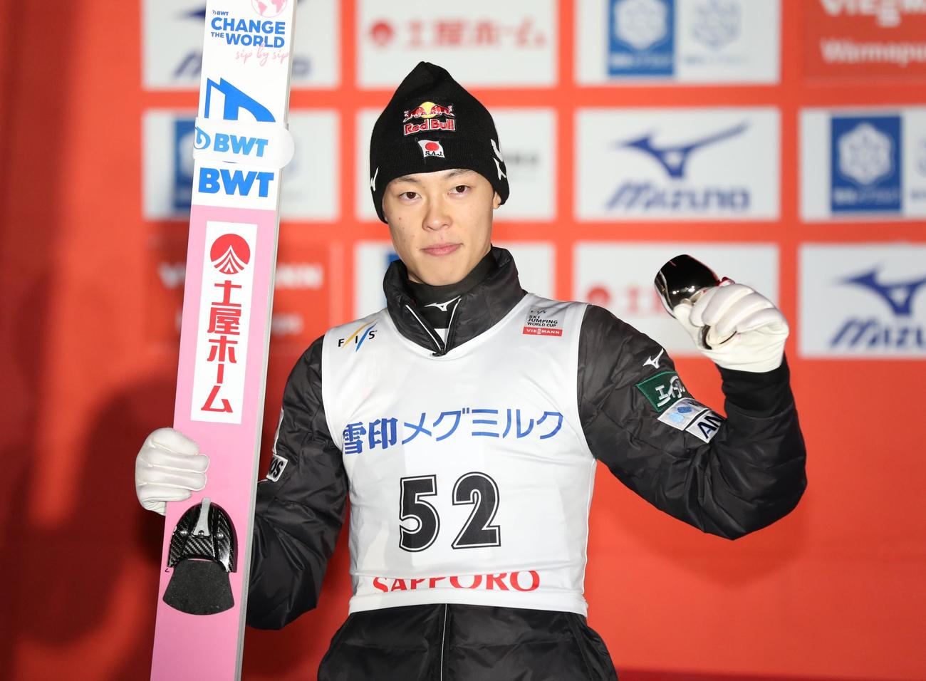 3位に入り笑顔の小林陵（撮影・黒川智章）