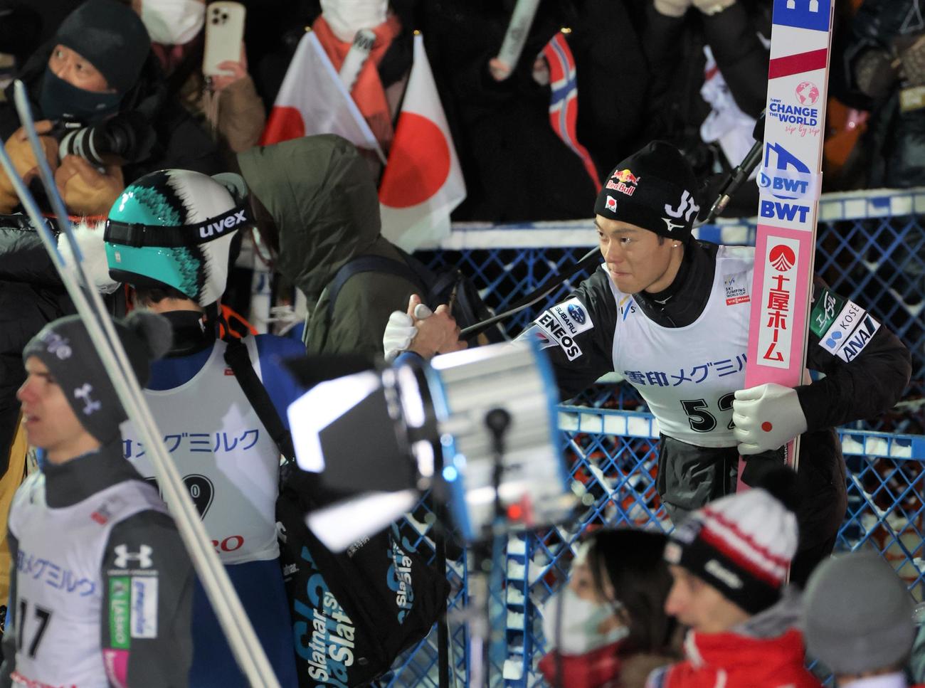 3位に入り選手から祝福される小林陵（撮影・黒川智章）
