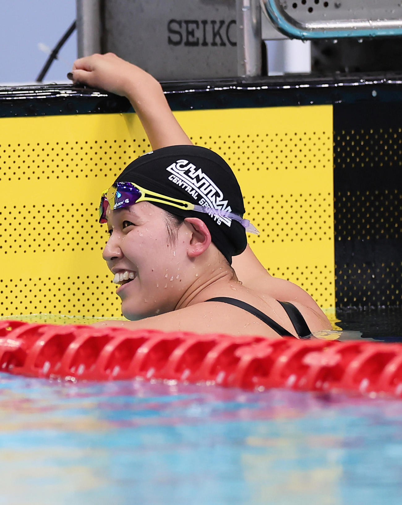 女子400メートル個人メドレーで優勝し笑顔を見せる小堀（撮影・足立雅史）