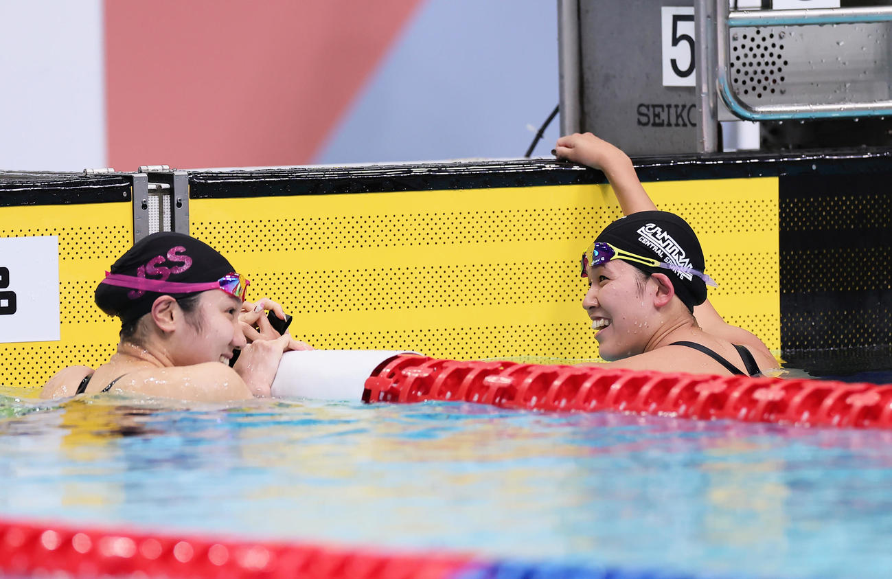 女子400メートル個人メドレーで優勝した小堀（右）は3位難波と笑顔で握手を交わす（撮影・足立雅史）