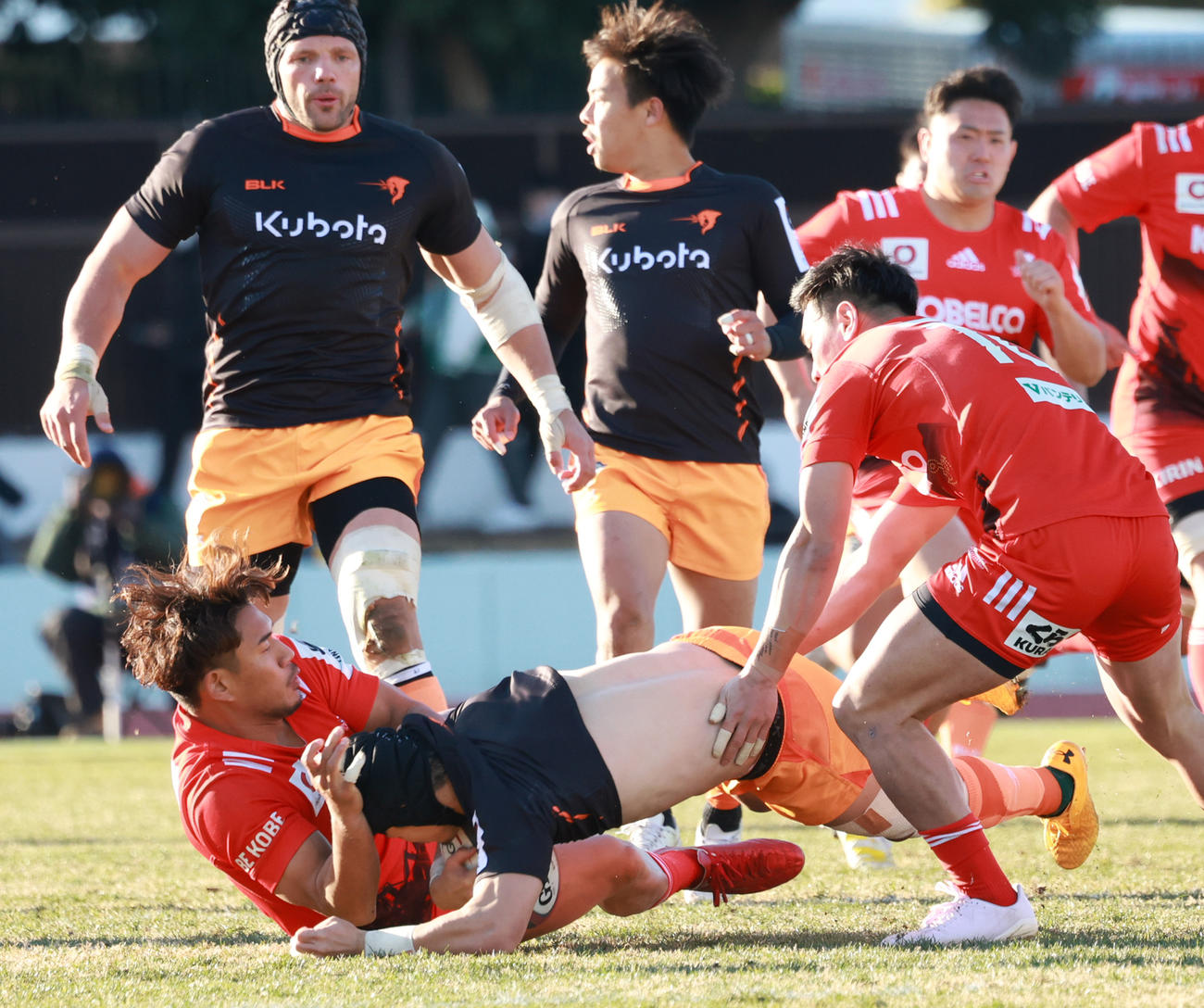 東京ベイ対神戸　後半、東京ベイの選手のユニホームを引っ張る神戸FB山中（撮影・中島郁夫）