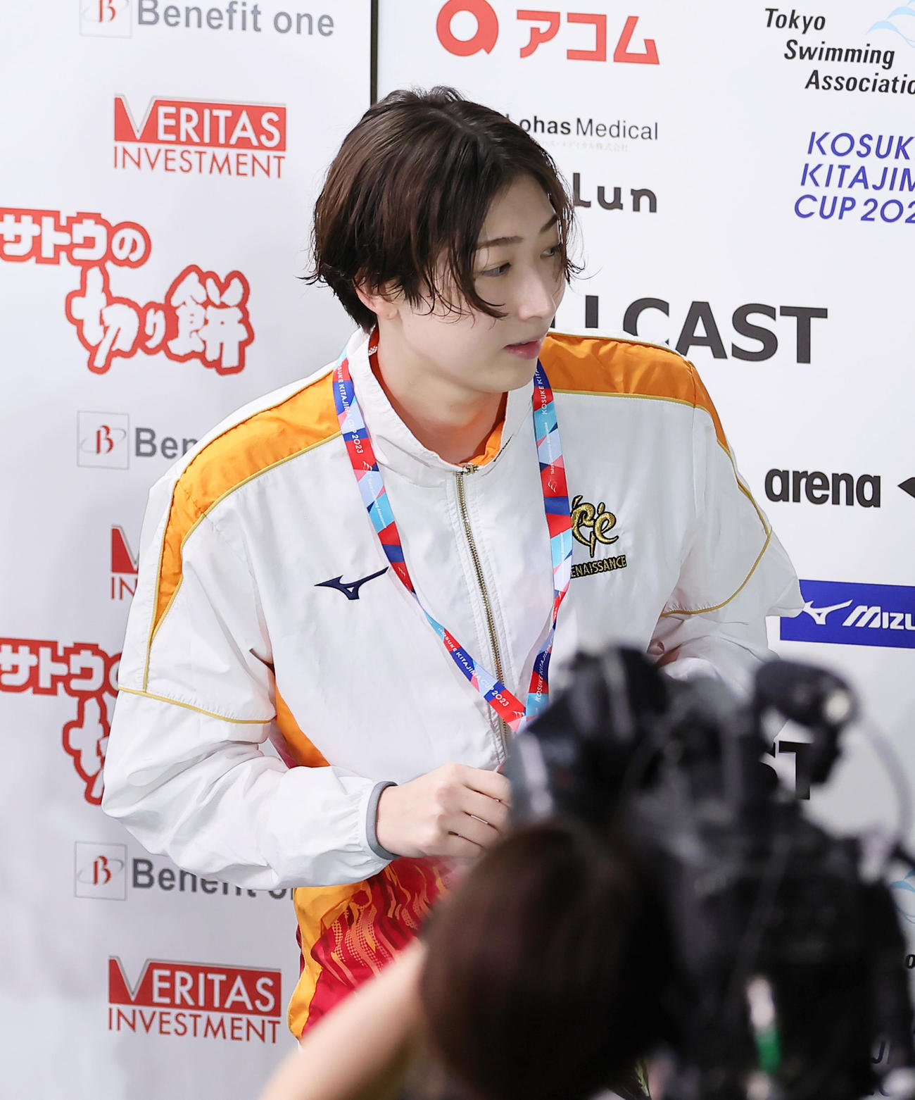 女子100メートル自由形3位の池江は表彰式を終え、足早に引き揚げる（撮影・足立雅史）