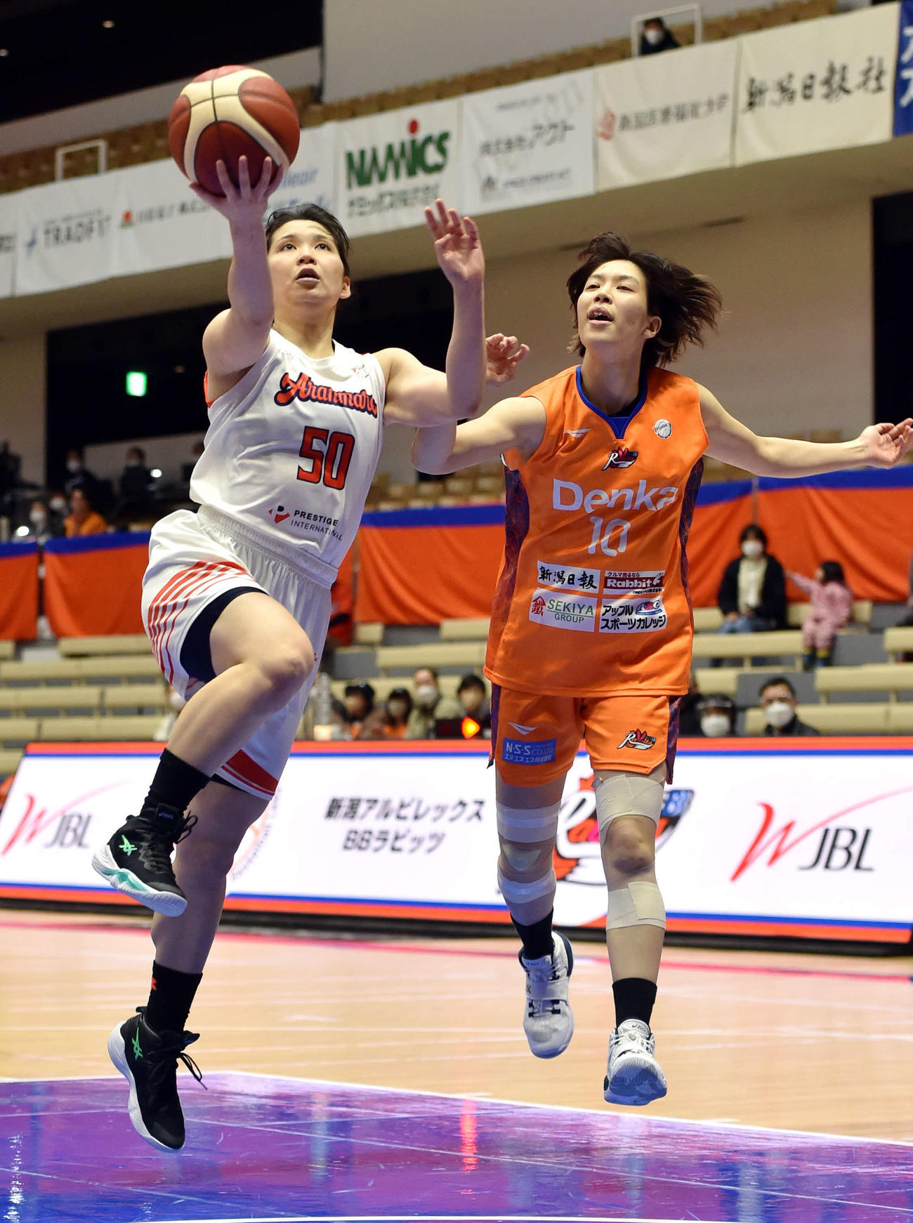 第1Q、レイアップシュートするアランマーレ秋田・佐藤千（撮影・相沢孔志）