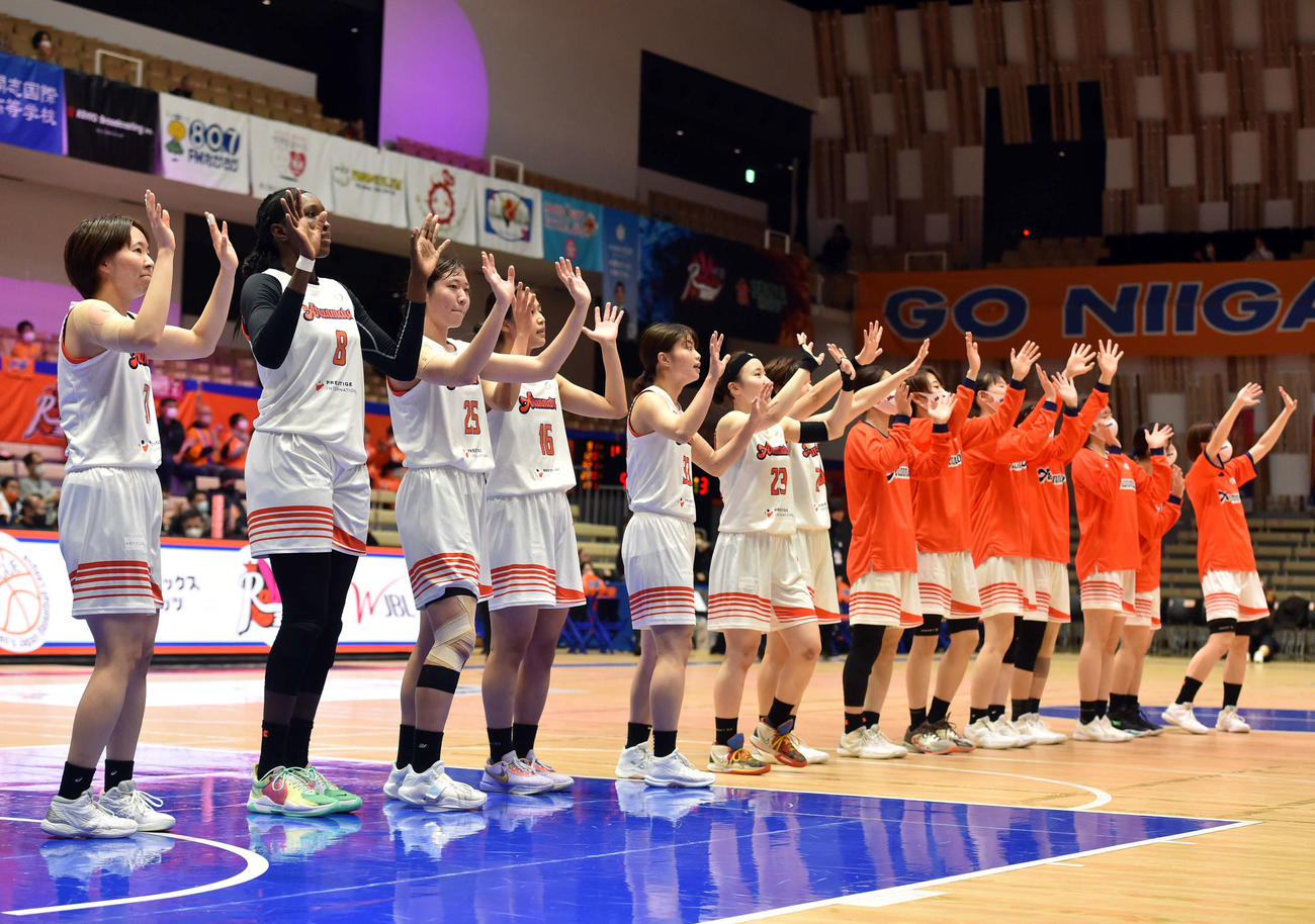 今季2度目の2連勝を飾り、スタンドに手を振る奥村（左）ら選手たち