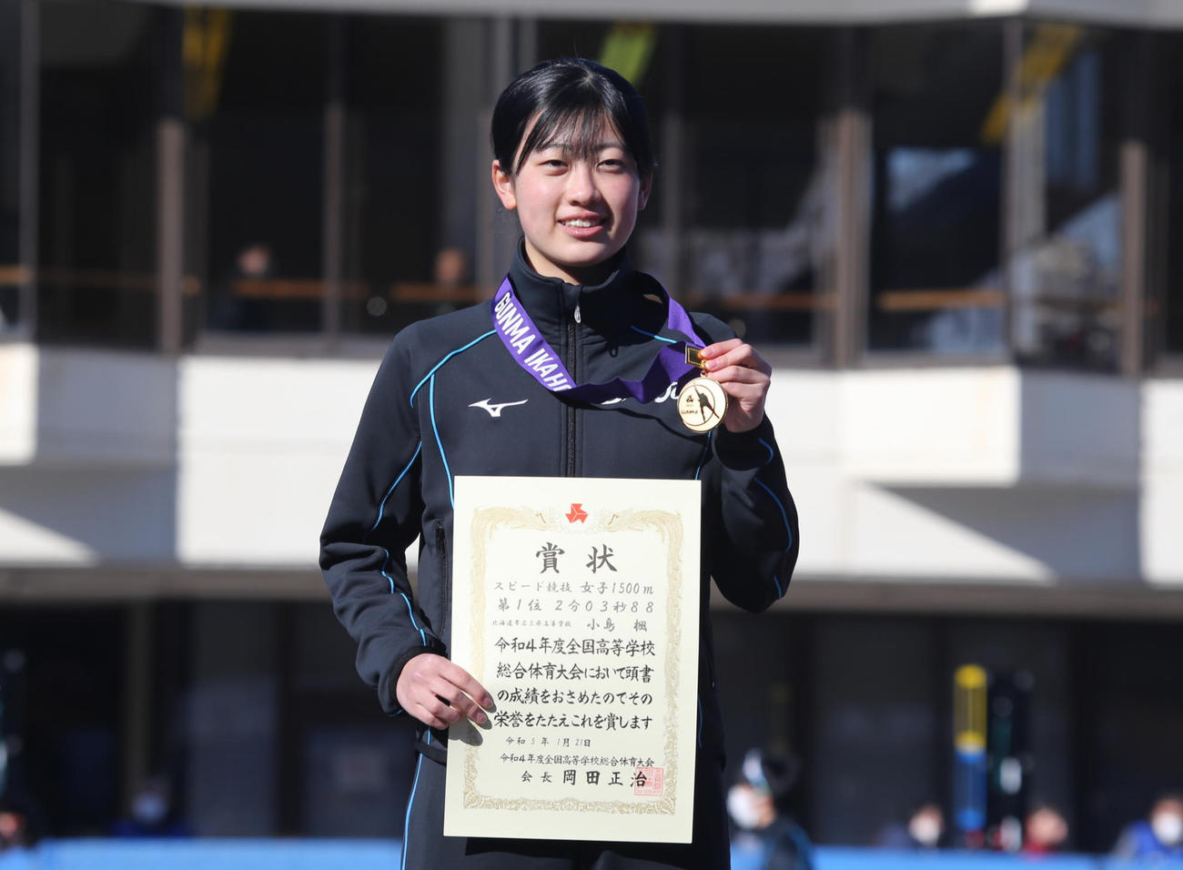 女子1500メートルで初優勝し、表彰台で笑顔を見せる小島（撮影・中島洋尚）