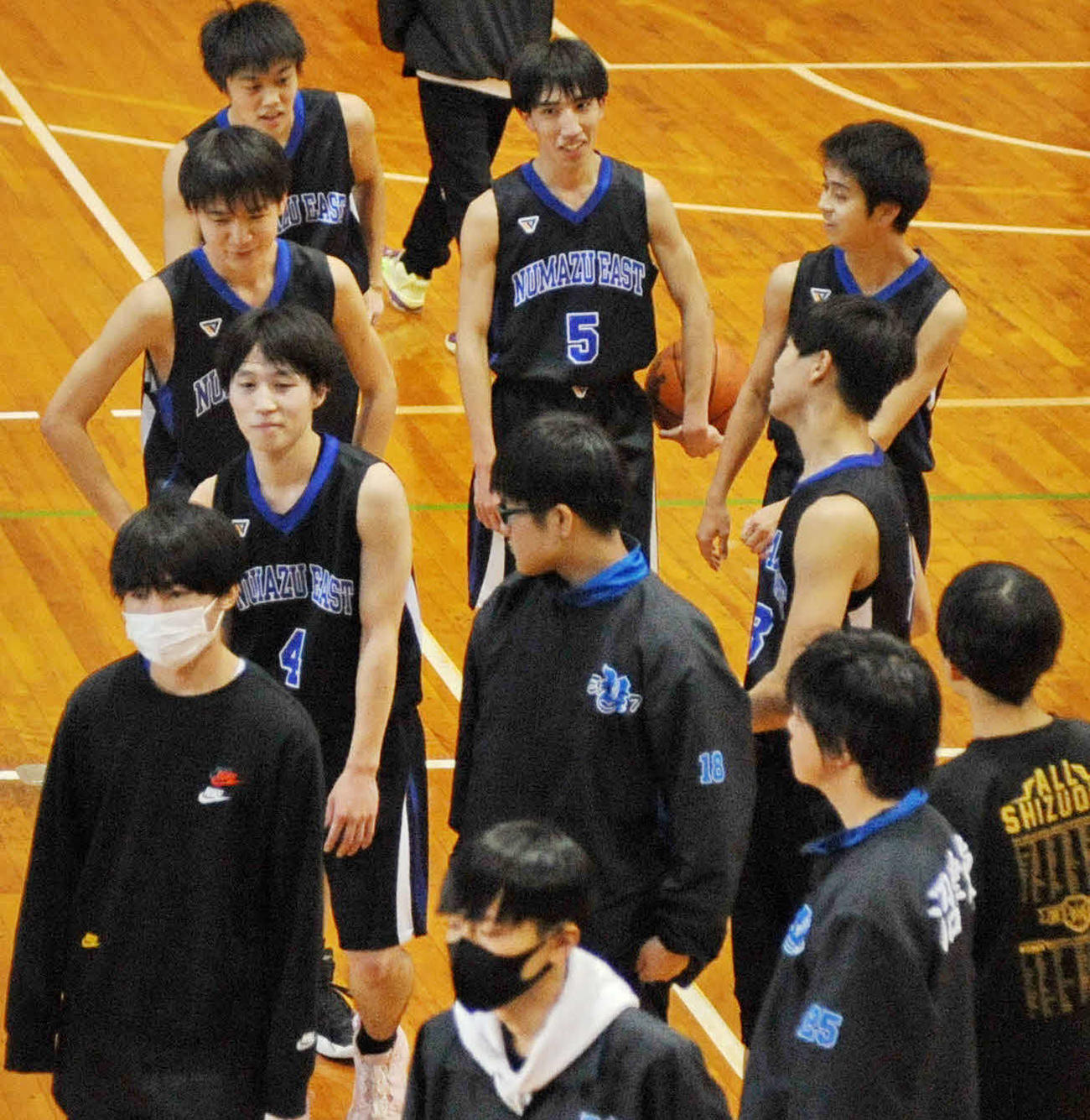 試合に敗れ、ベンチに戻る沼津東の選手たち