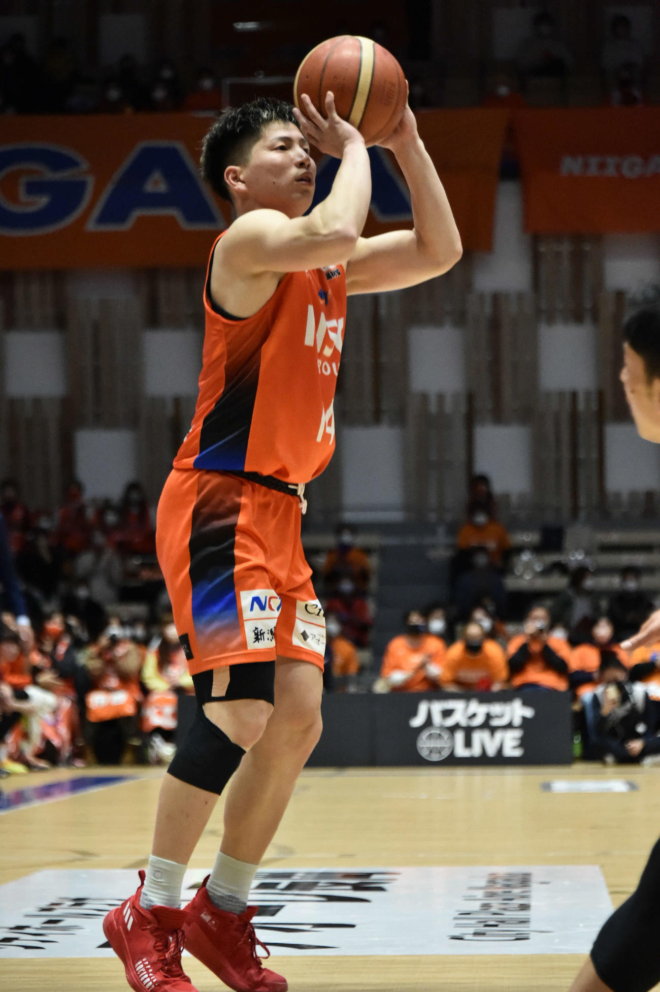第2Q、新潟・木村が3点シュートを決める