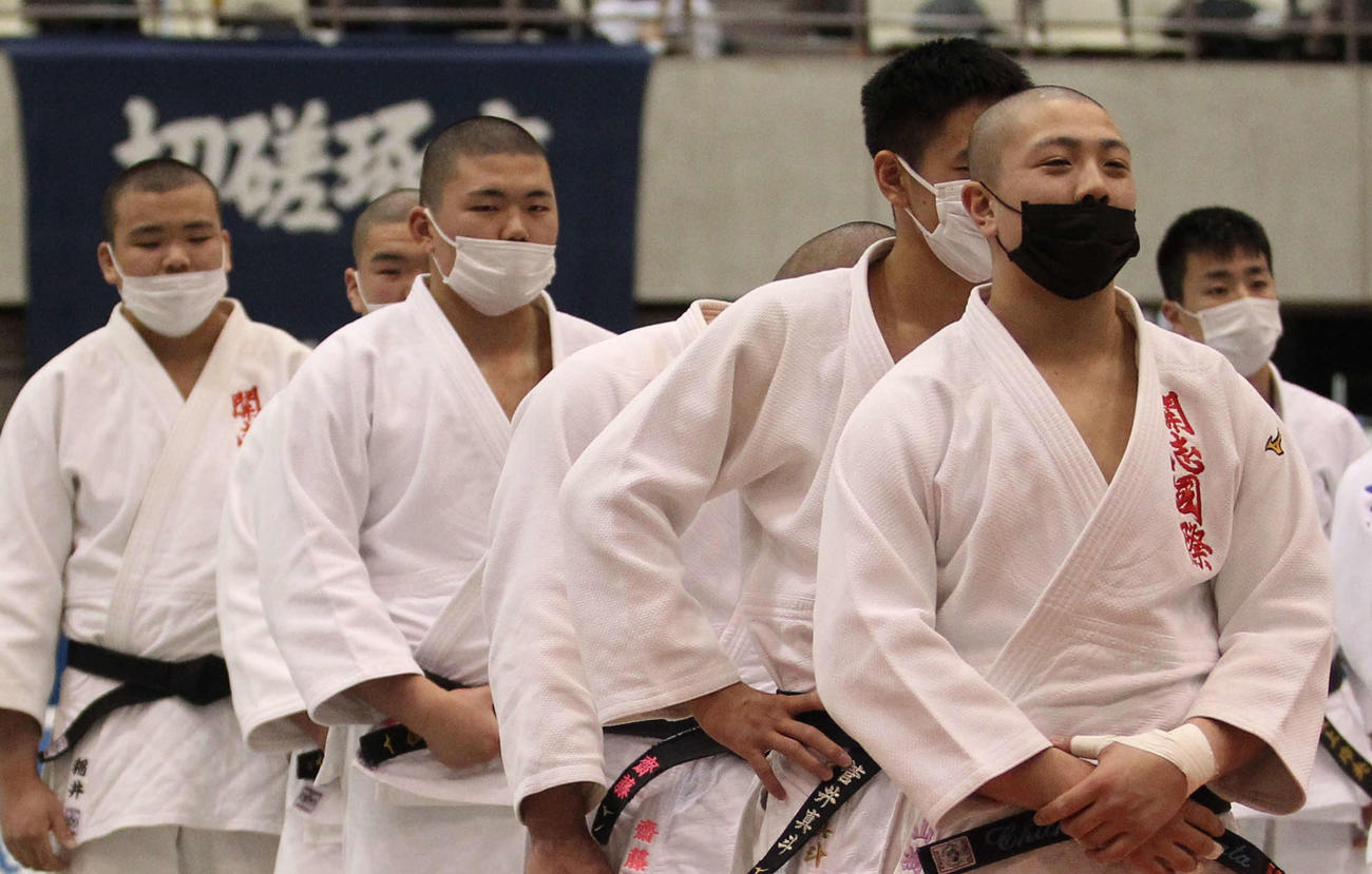 男子団体戦でV4を決めた開志国際メンバー