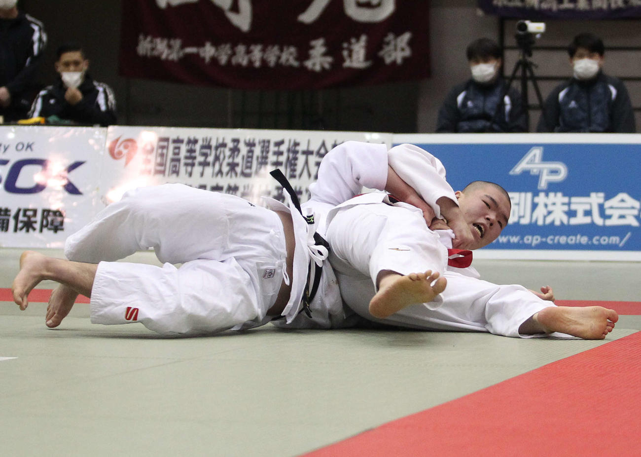 大外刈りで技ありを奪い、合わせ技で一本勝ちした開志国際・遠藤