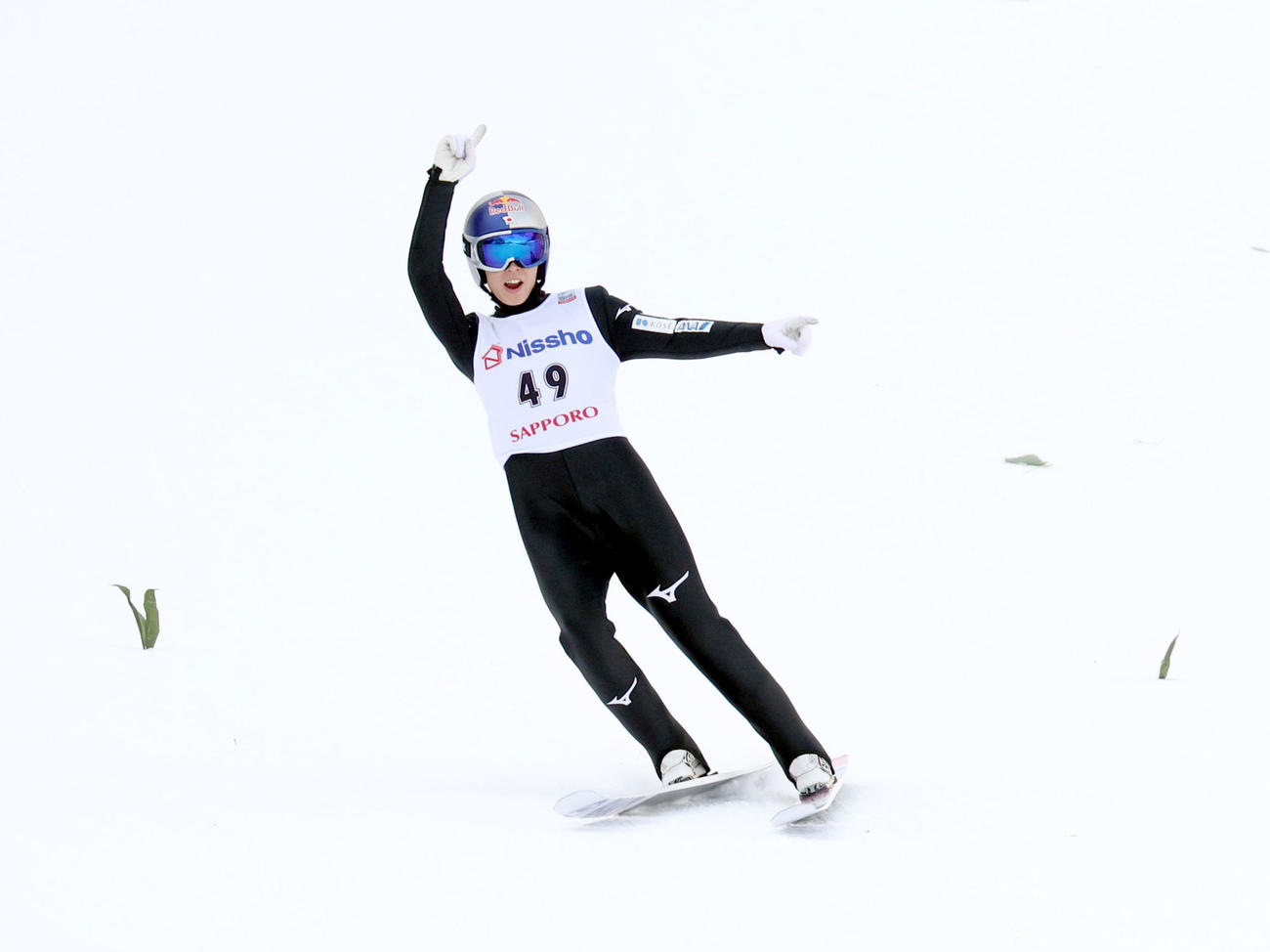 2回目、143メートルを飛びポーズを決める小林陵（撮影・佐藤翔太）