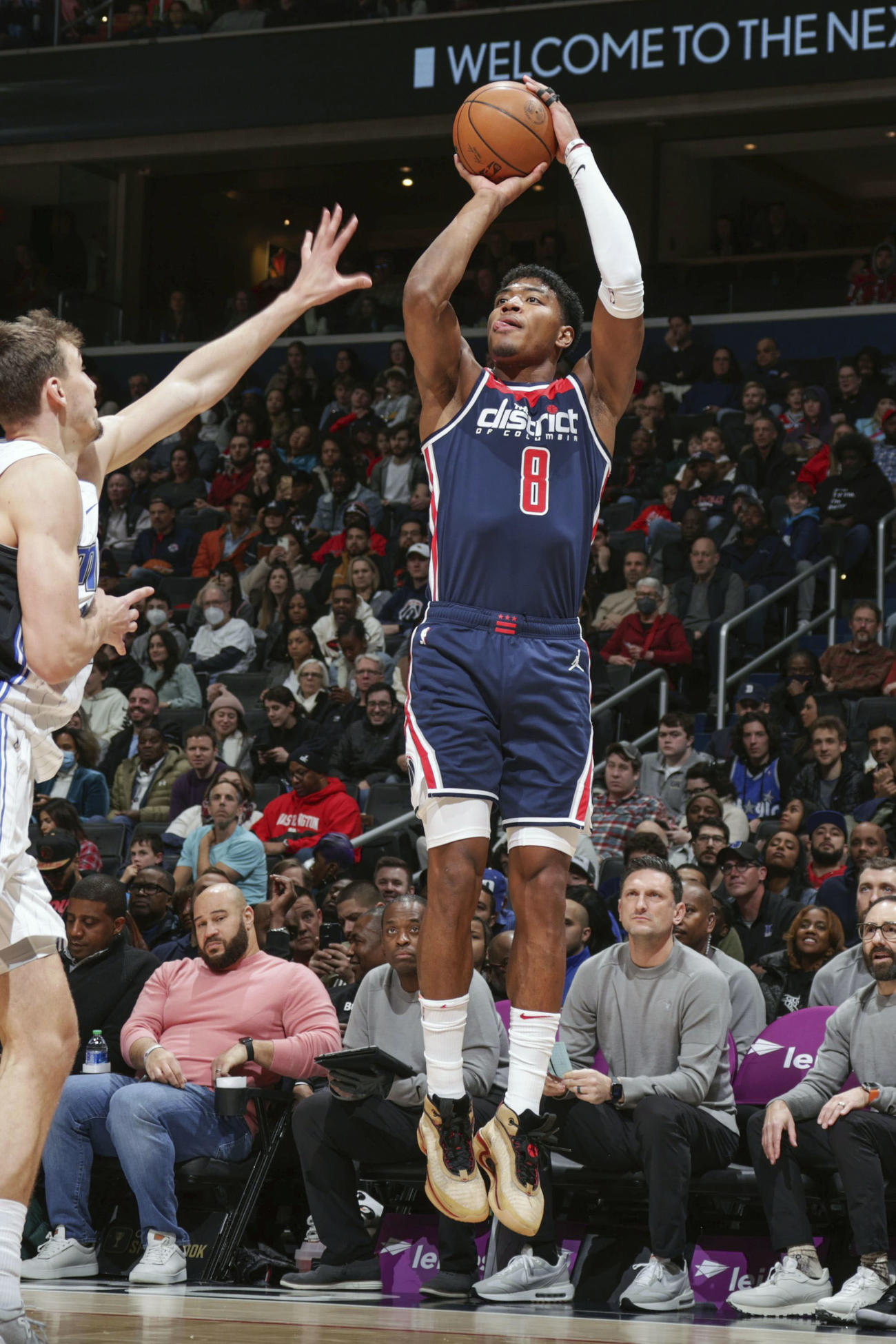 マジック戦で3点シュートを放つウィザーズの八村（NBAE提供・ゲッティ＝共同）