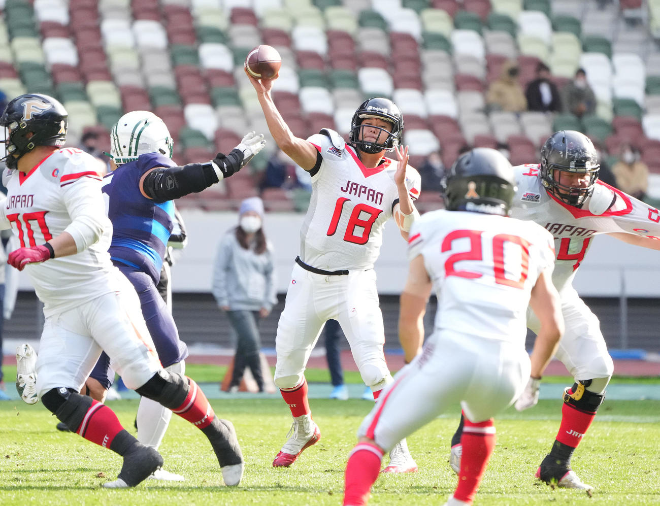 第2Q、パスを出す全日本選抜QB高木（中央）（撮影・菅敏）