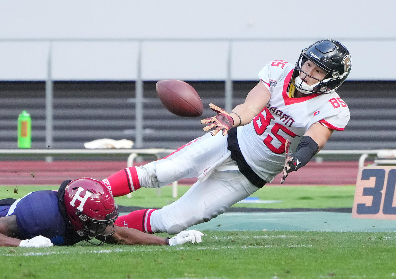 第3Q、QBからのボールに駆け寄る全日本選抜WR松井（撮影・菅敏）