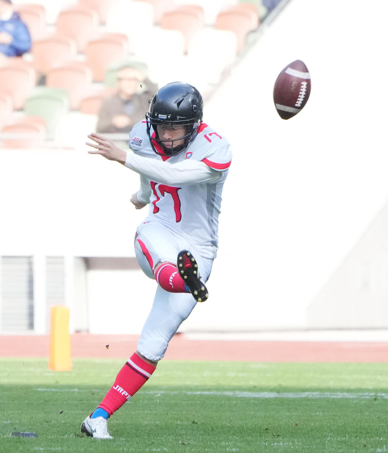 第3Q、相手の陣地にボールを入れるK／P佐伯（撮影・菅敏）
