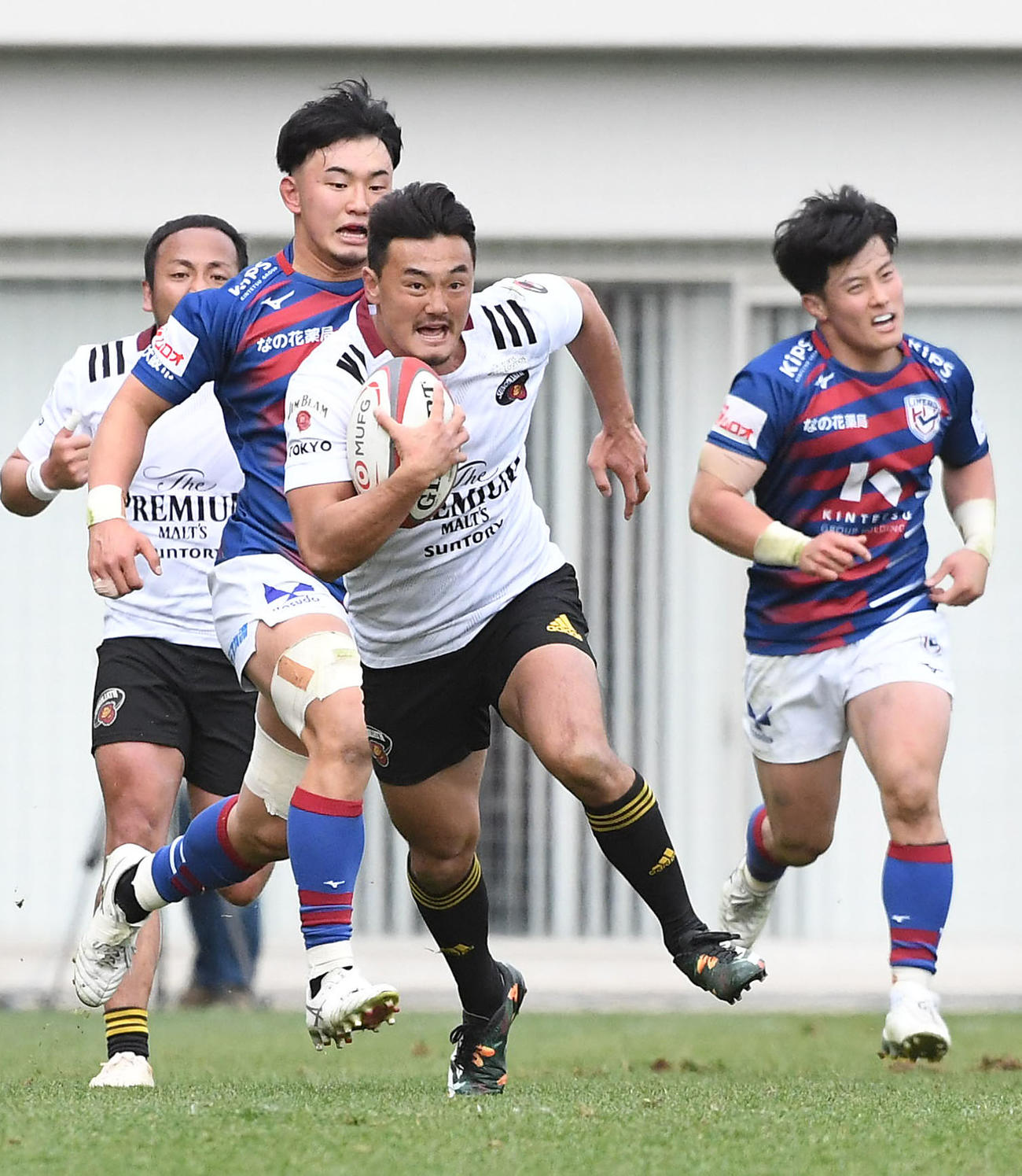 花園対東京SG　後半、独走トライを決める東京SGのFB尾崎（撮影・滝沢美穂子）