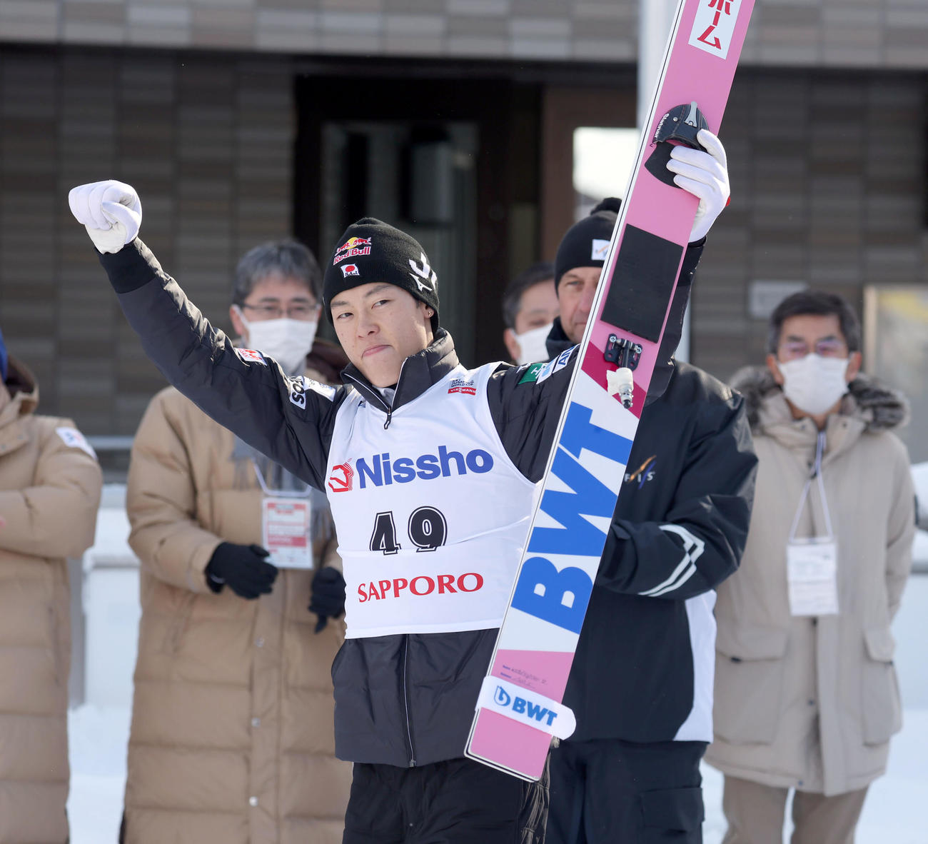 優勝しガッツポーズをする小林陵（撮影・佐藤翔太）