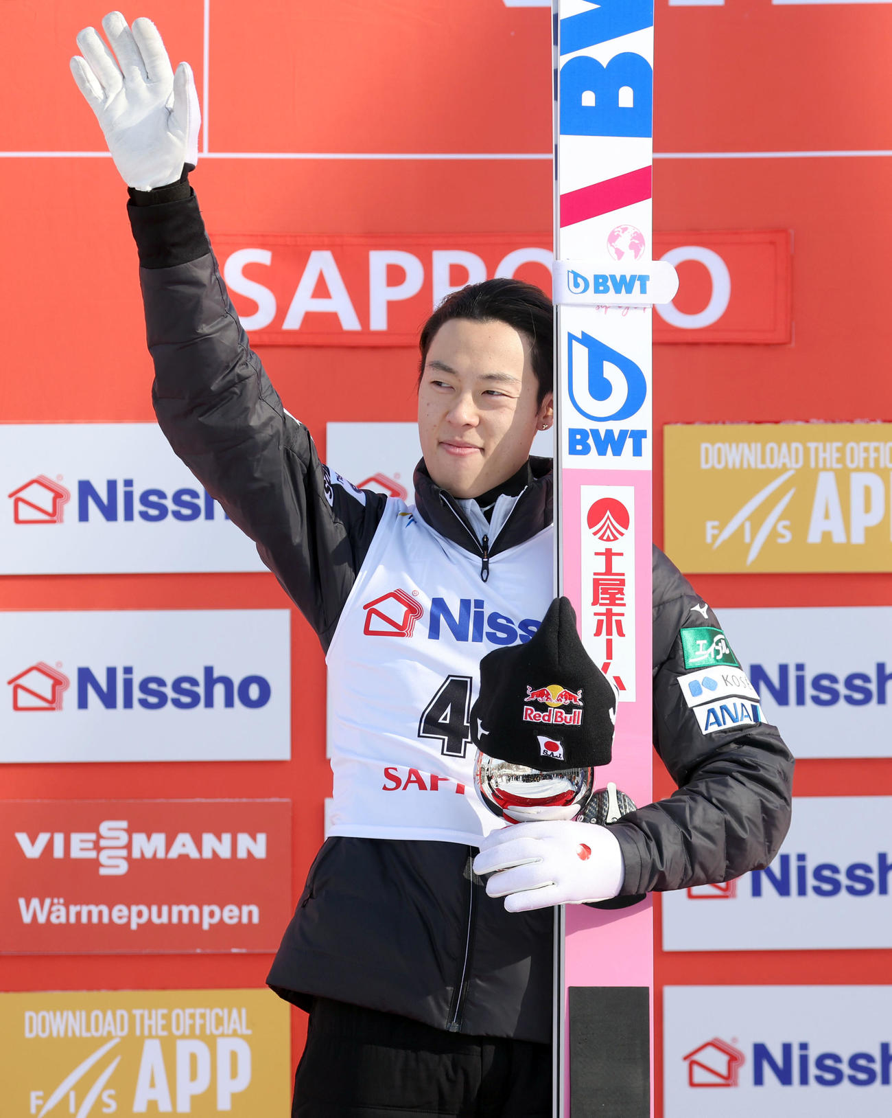 優勝しファンからの拍手に応える小林陵（撮影・佐藤翔太）