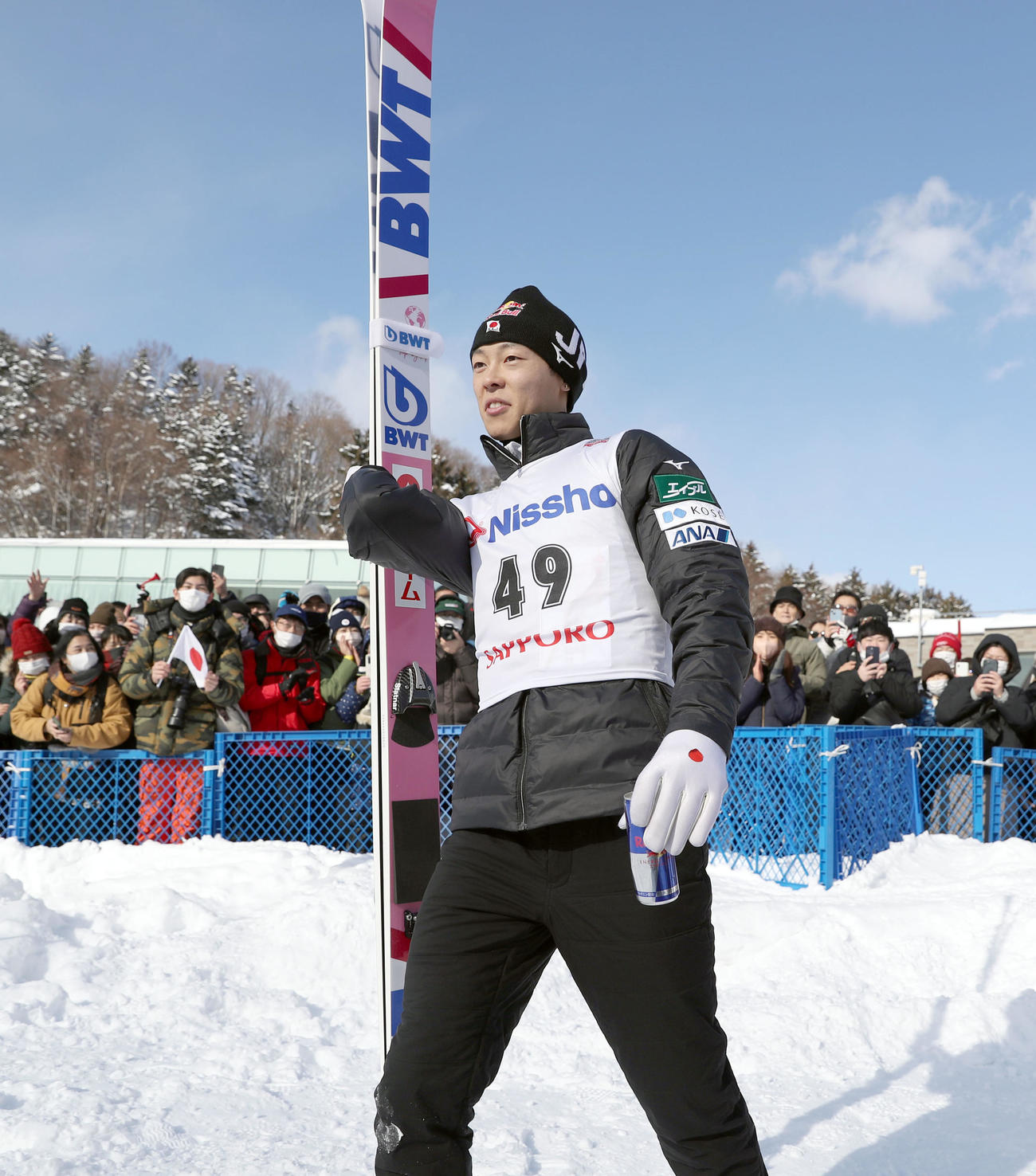 優勝しファンから拍手を送られながら引き揚げる小林陵（撮影・佐藤翔太）