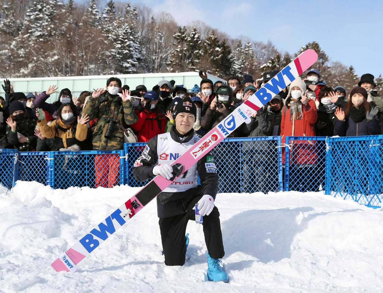 優勝しファンと記念撮影に応じる小林陵（撮影・佐藤翔太）
