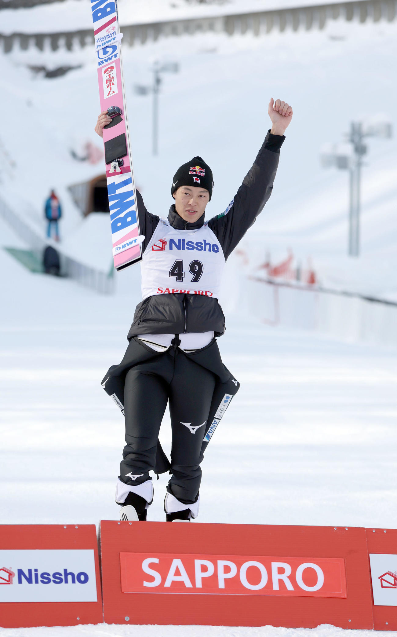 優勝しガッツポーズをする小林陵（撮影・佐藤翔太）