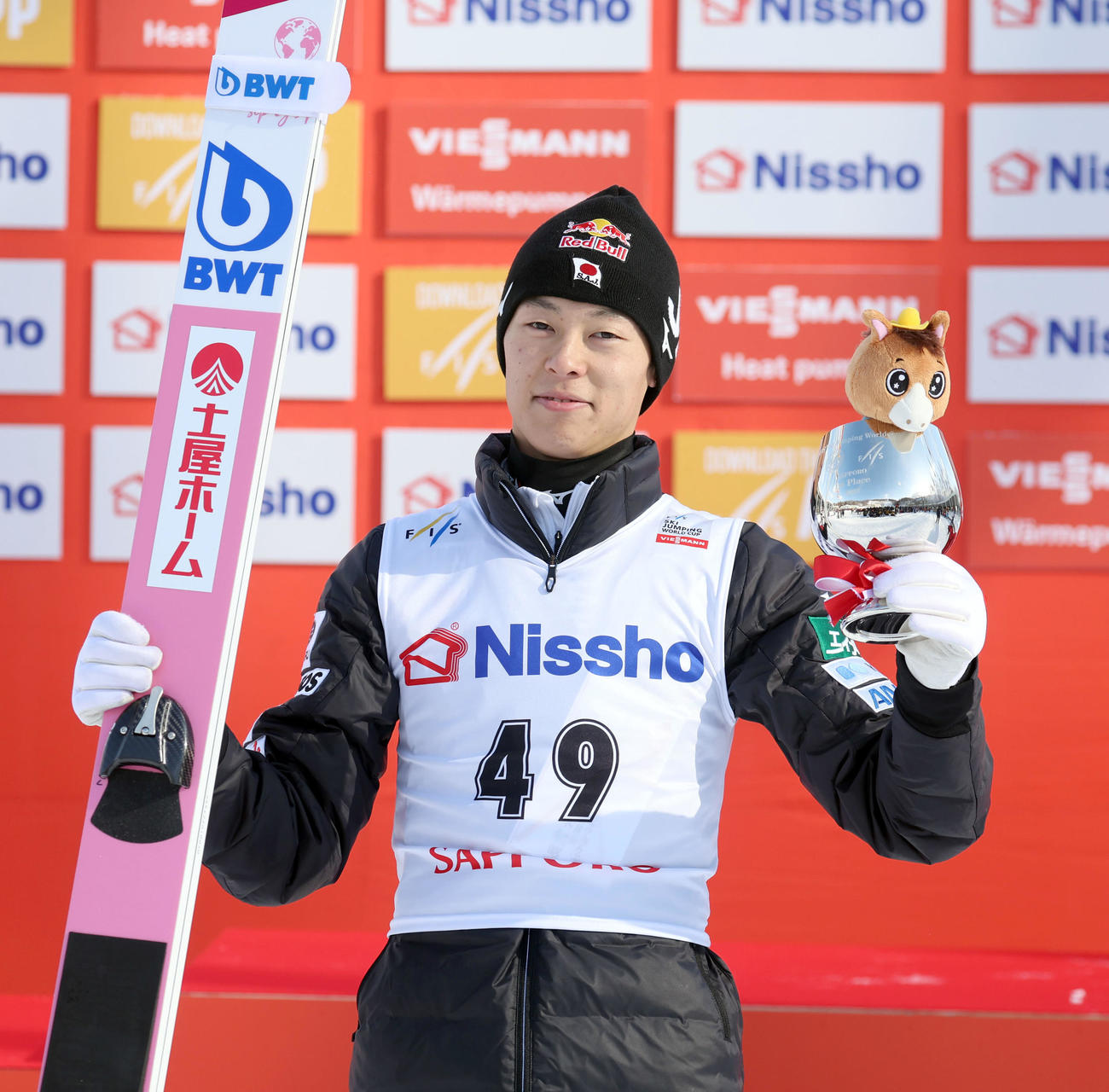 優勝しガッツポーズをする小林陵（撮影・佐藤翔太）