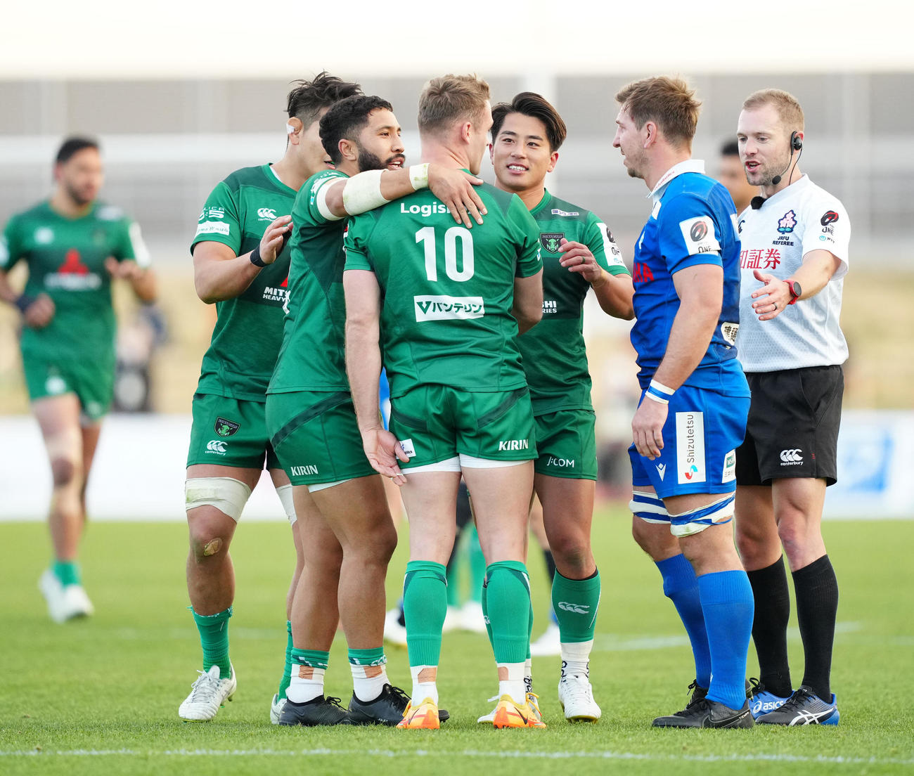 相模原対静岡　後半、ゴールを決めきれなかった相模原SOシルコック（中央）のもとへ集まる選手たち（撮影・江口和貴）