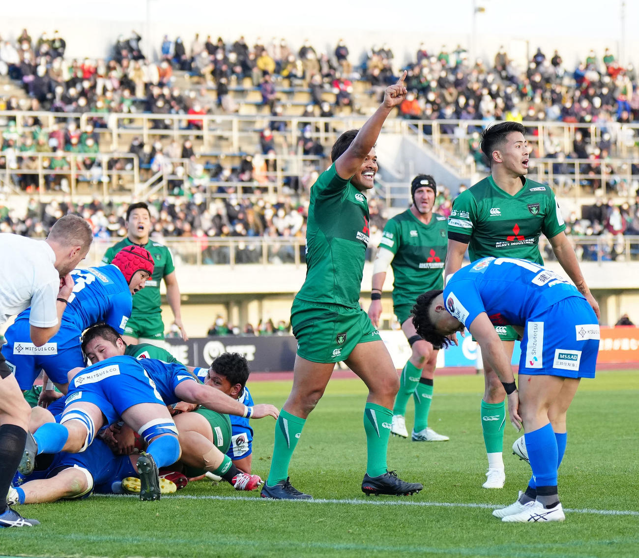 相模原対静岡　後半、試合終了間際に同点トライを決め、歓喜する相模原CTBブラッキン（中央）（撮影・江口和貴）