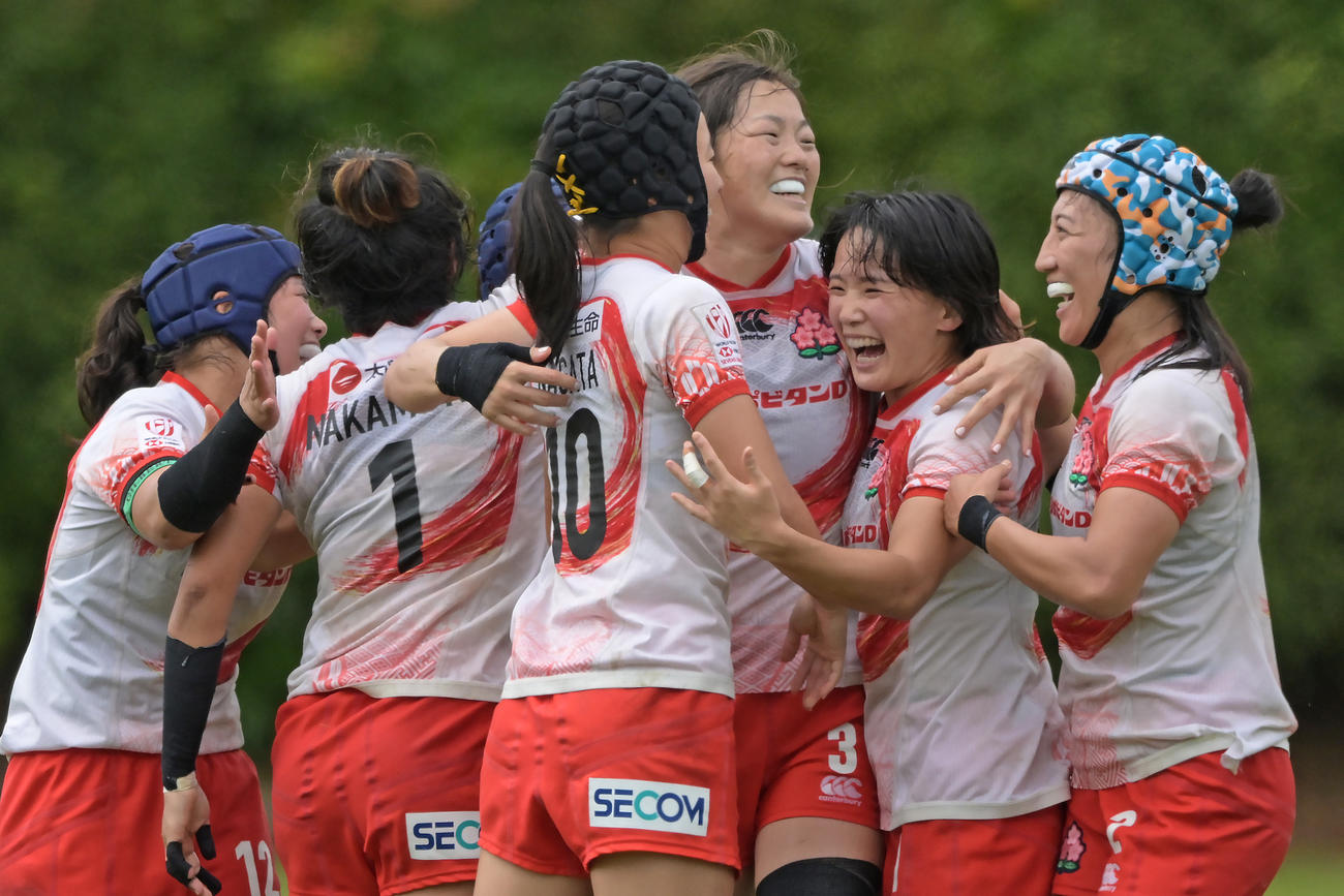 ワールドラグビーセブンズシリーズのハミルトン大会で5位決定トーナメント準決勝に臨み、フランスに勝利した女子7人制日本代表「サクラセブンズ」（C）JRFU