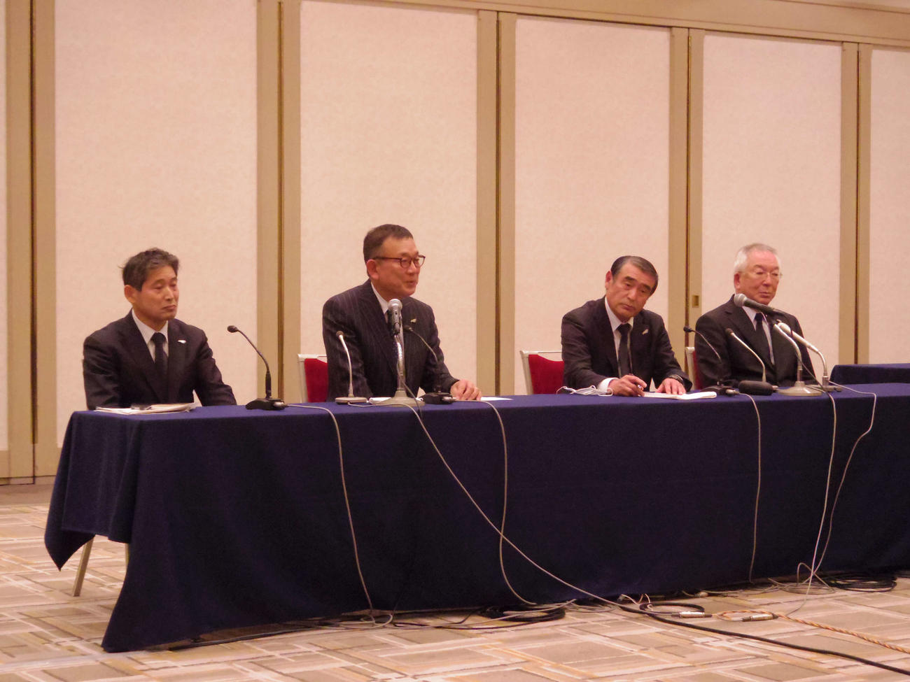 バドミントン協会新副会長に就任し、所信を表明する前Jリーグチェアマンの村井氏（左から2人目）