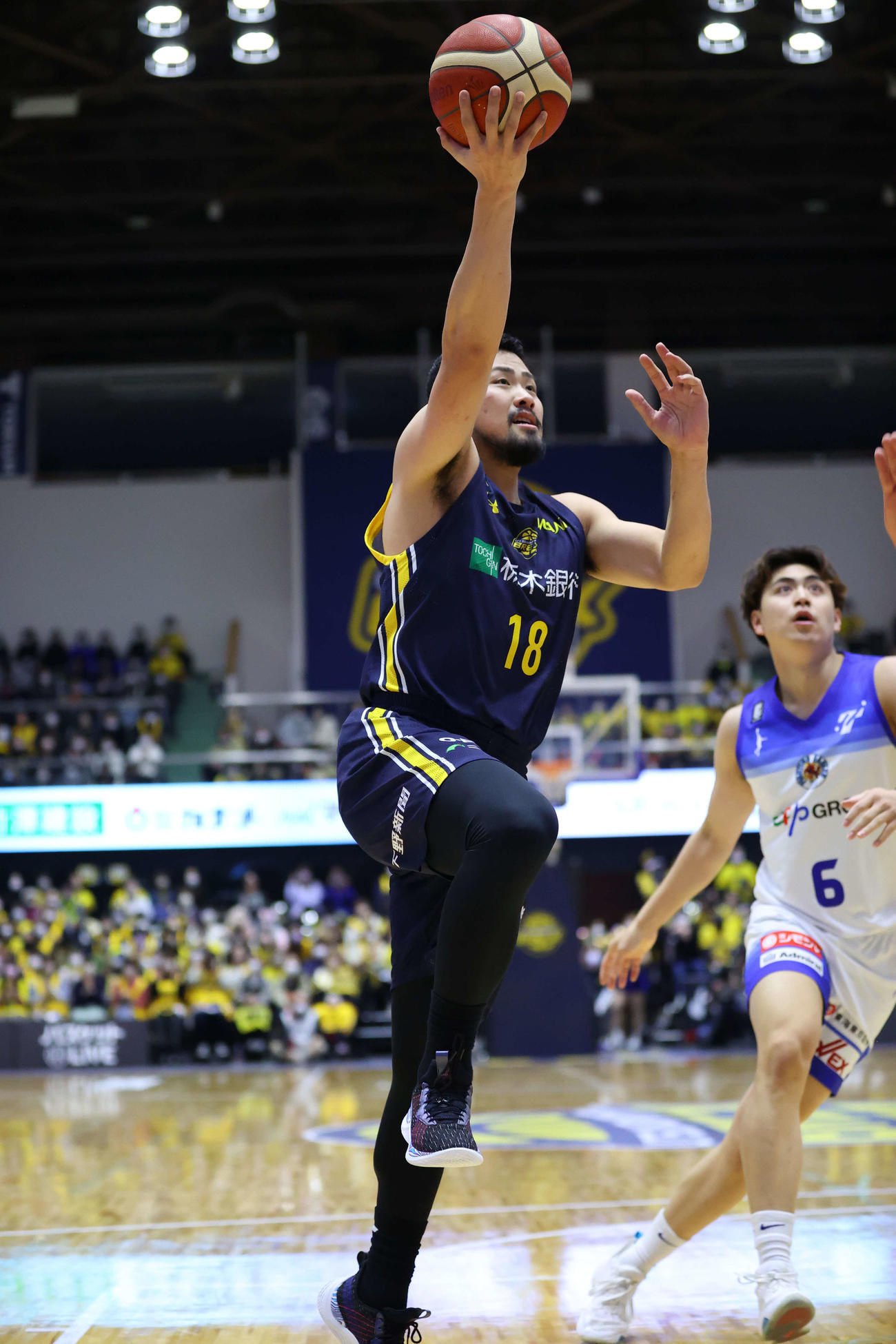 宇都宮対FE名古屋　レイアップシュートを試みる宇都宮鵤（コピーライトB.LEAGUE）