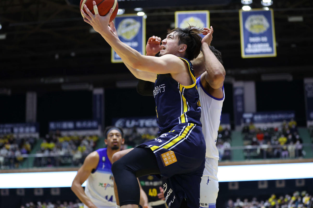 宇都宮対FE名古屋　激しいマークにあう宇都宮比江島（コピーライトB.LEAGUE）