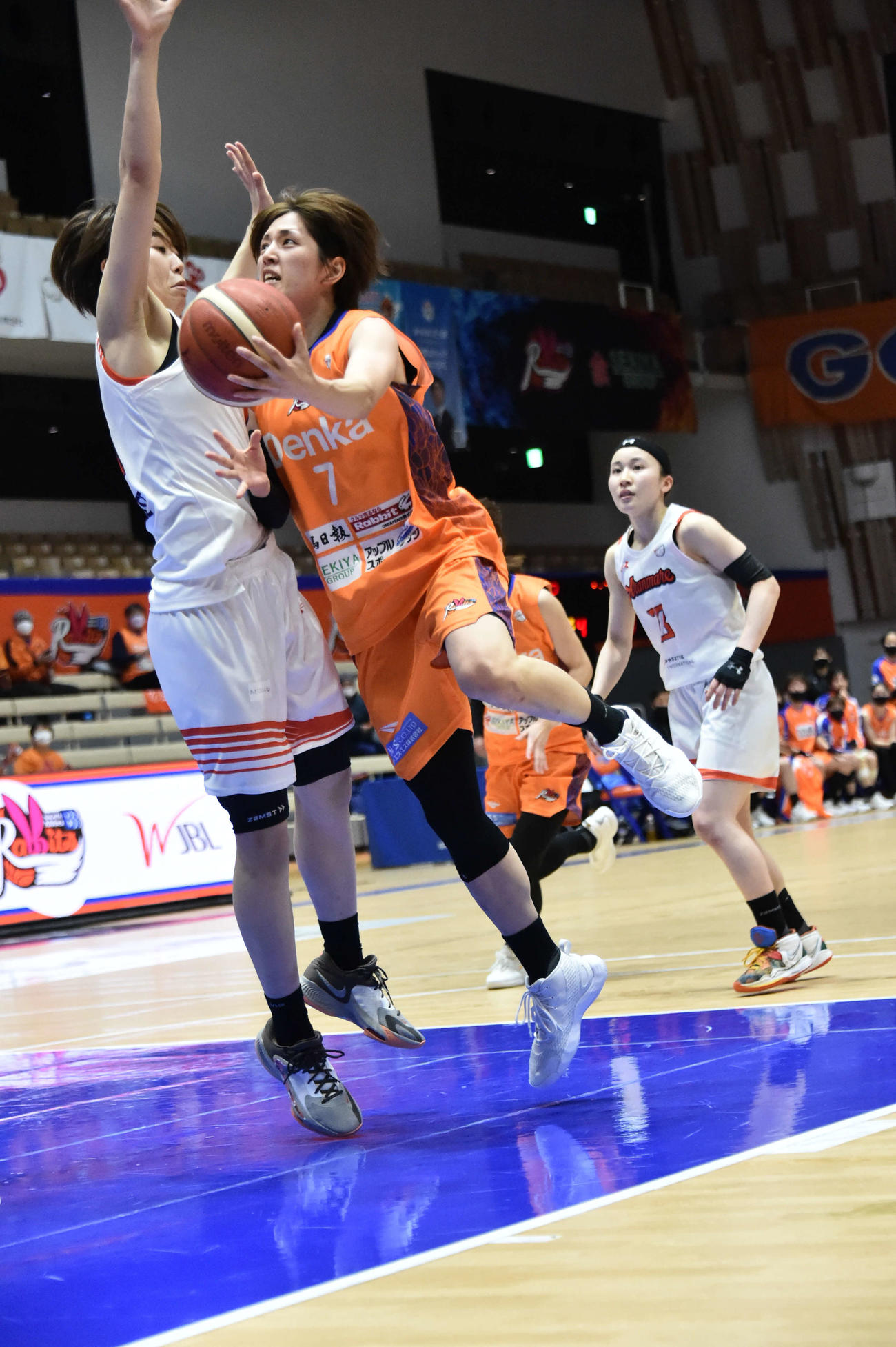 強引レイアップにいく北川