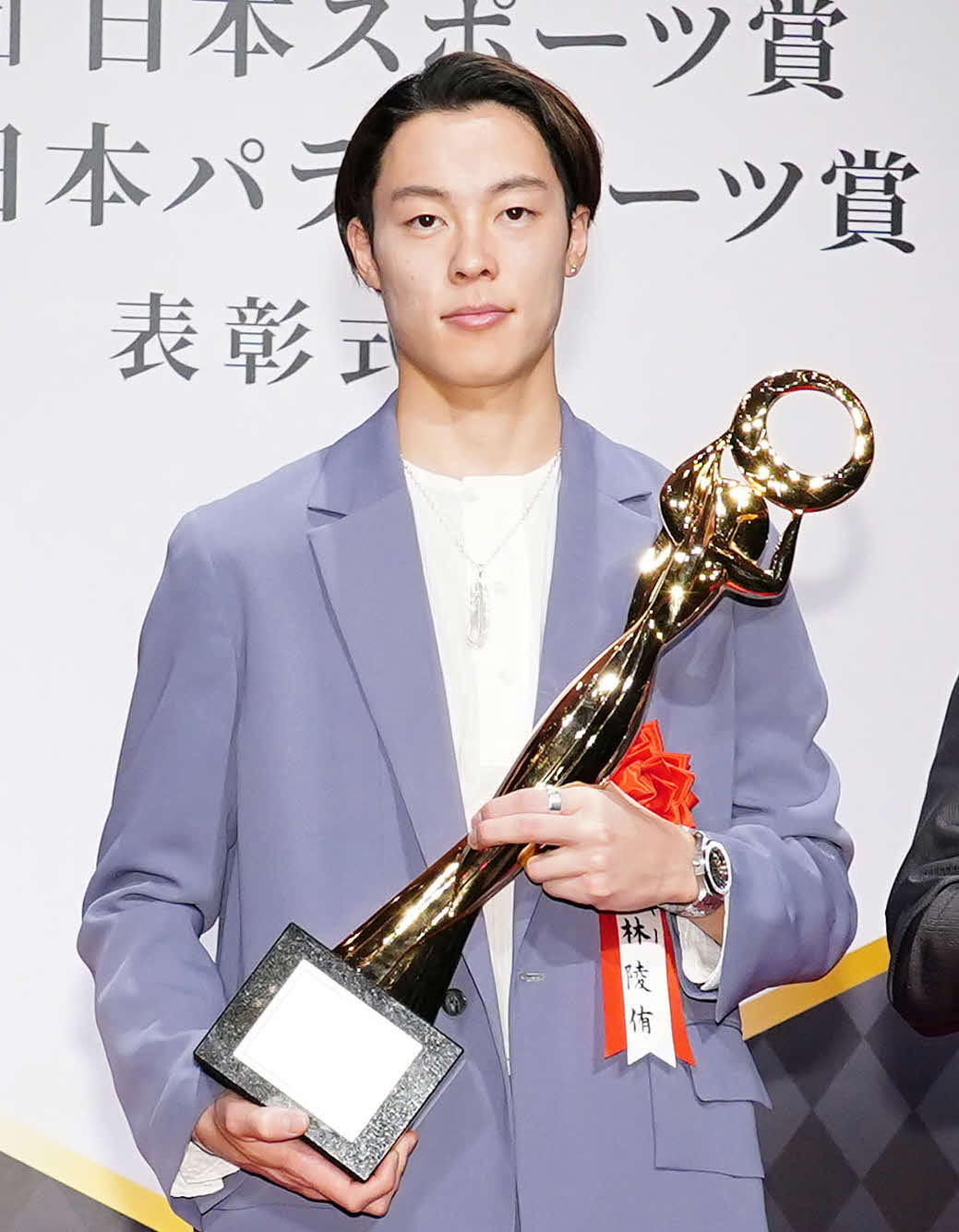 日本プロスポーツ賞表彰式で記念撮影するスキージャンプの小林陵（撮影・狩俣裕三）