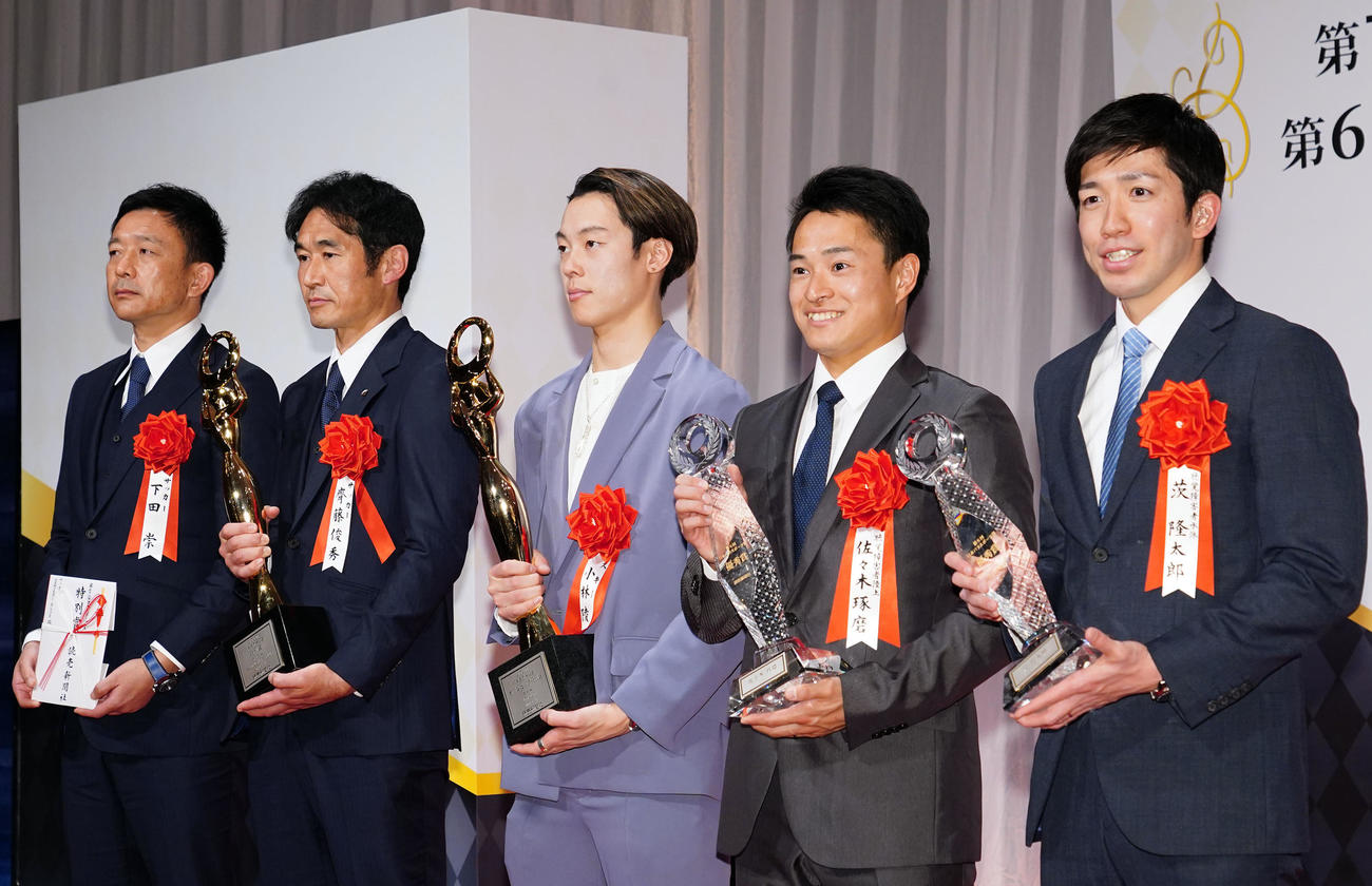 日本プロスポーツ賞のオリンピック特別賞を受賞し、喜びを語るスキージャンプの小林（中央）（撮影・狩俣裕三）