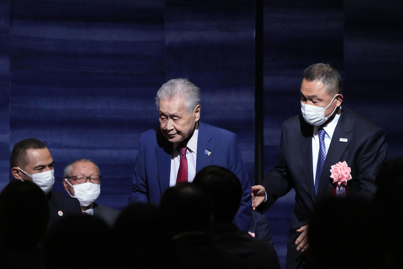 日本スポーツ賞、日本パラスポーツ賞の表彰式に出席する森喜朗氏（中央）。左は室伏スポーツ庁長官、右は山下JOC会長（撮影・狩俣裕三）