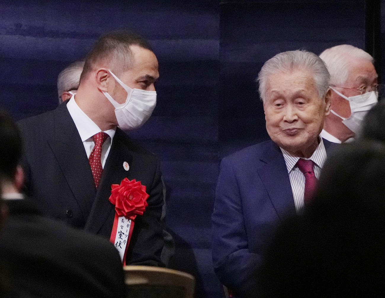 日本スポーツ賞、日本パラスポーツ賞の表彰式で室伏スポーツ庁長官（左）と談笑する森氏（撮影・狩俣裕三）