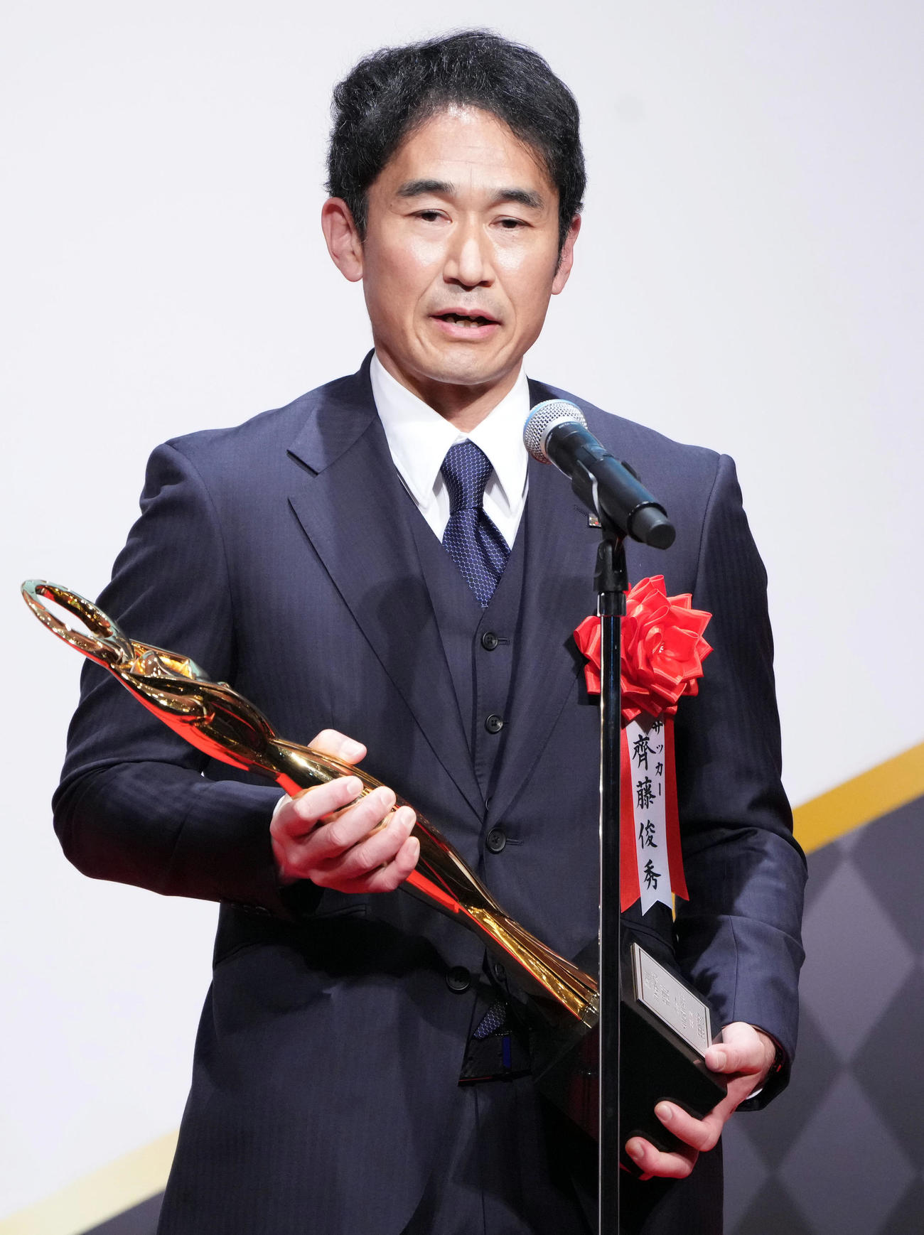 日本プロスポーツ賞の表彰式で特別賞を受賞したサッカー日本代表チームの喜びを語る斉藤コーチ（撮影・狩俣裕三）
