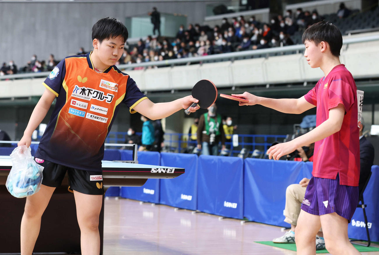 ジュニア男子4回戦勝利し、持田（右）とタッチを交わす松島（撮影・宮地輝）