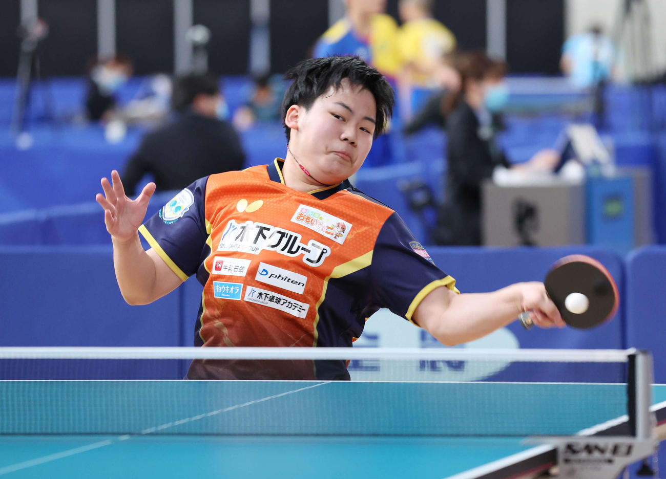 ジュニア男子4回戦の第3セット、打ち返す松島（撮影・宮地輝）