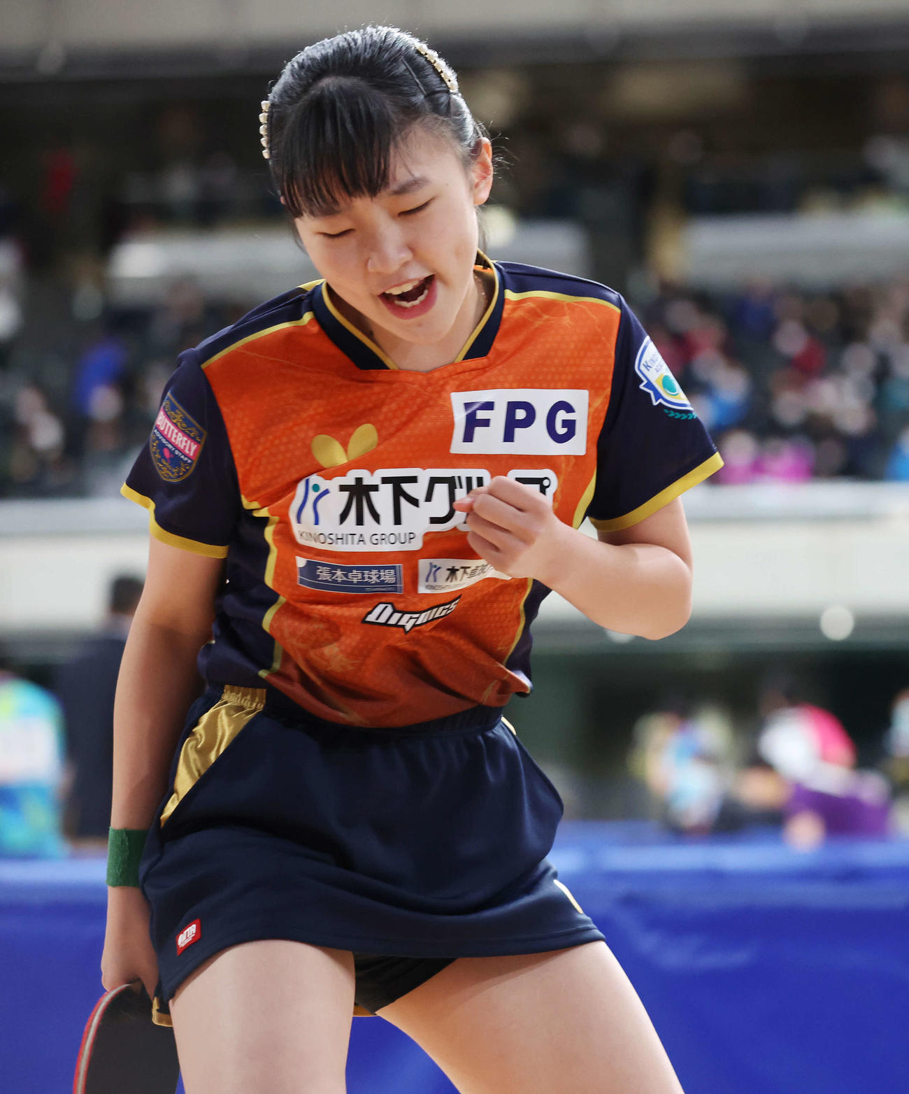 ジュニア女子4回戦の第1セット、ポイントを奪い張本美（撮影・宮地輝）